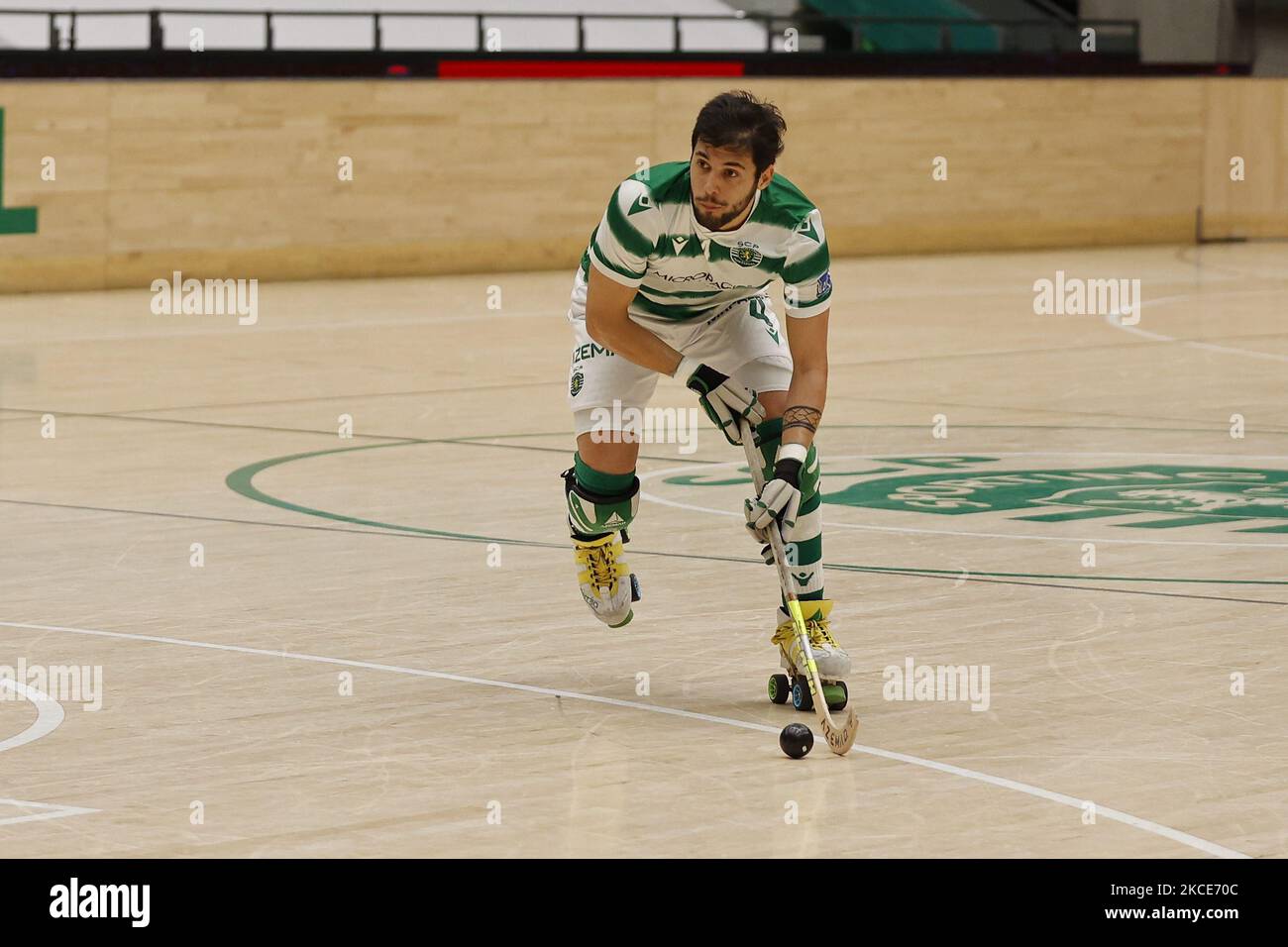 Ferran Font in Aktion während der Rink Hockey Playoffs 1. Etappe zwischen Sporting CP und OC Barcelos, in Pavilhão João Rocha, Lissabon, Portugal, 08. Mai, 2021 (Foto von João Rico/NurPhoto) Stockfoto