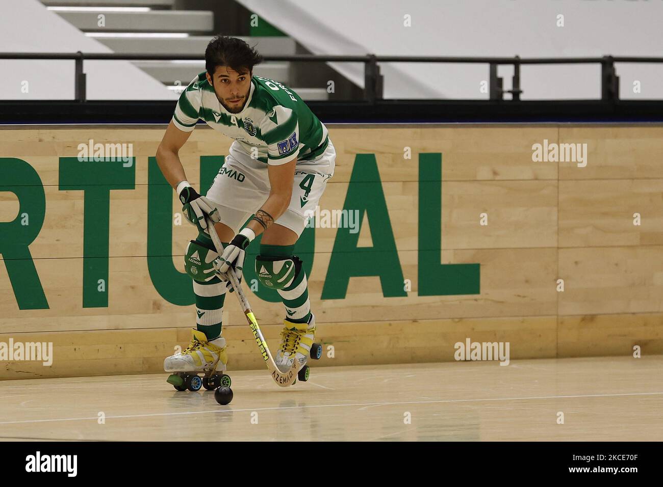 Ferran Font rückt während der Ringhockey-Playoffs 1. zwischen Sporting CP und OC Barcelos in Pavilhão João Rocha, Lissabon, Portugal, 08. Mai, 2021 (Foto von João Rico/NurPhoto) Stockfoto