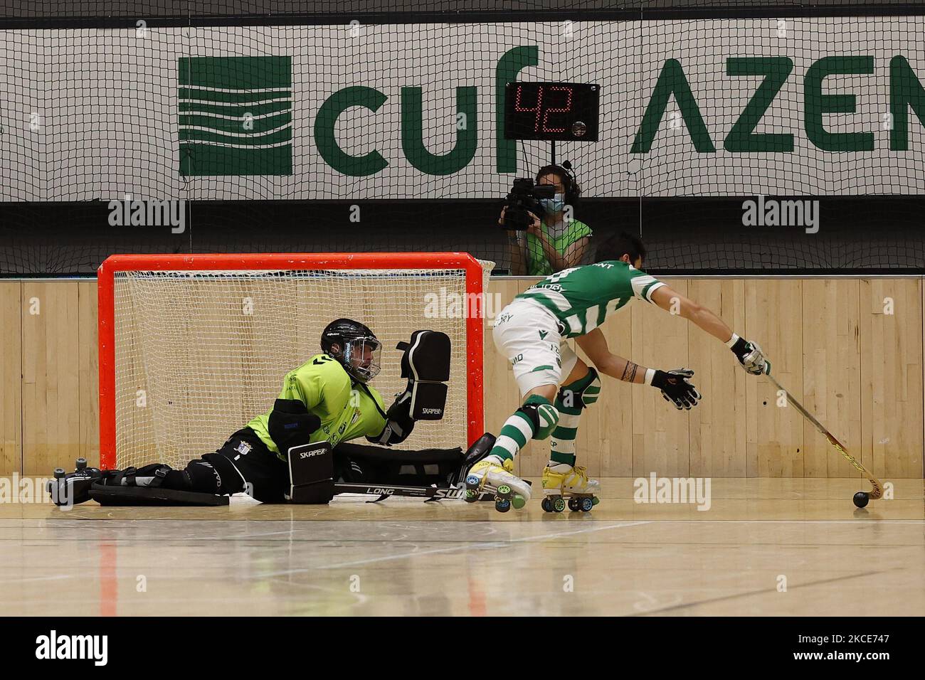 Ferran Font trifft Constantino Acevedo während der Rink Hockey Playoffs 1. Etappe zwischen Sporting CP und OC Barcelos, in Pavilhão João Rocha, Lisboa, Portugal, 08. Mai, 2021 (Foto von João Rico/NurPhoto) Stockfoto