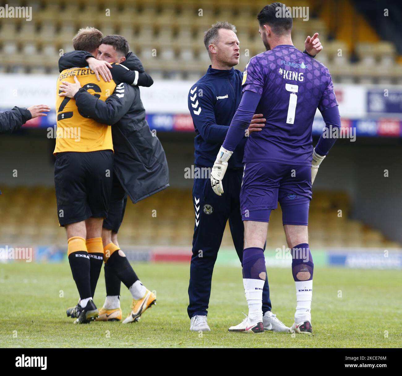 Michael Flynn-Manager haben während der Sky Bet League 2 zwischen Southend United und Newport Countyat Roots Hall Stadium, Southend, Großbritannien, am 08.. Mai 2021 Worte mit Tom King von Newport County (Foto: Action Foto Sport/NurPhoto) Stockfoto