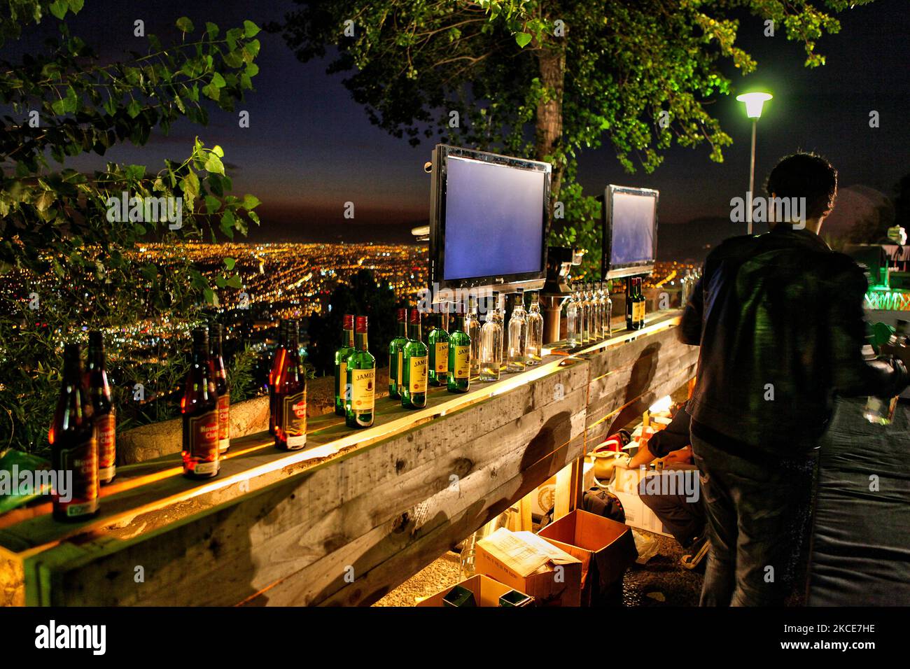 Die Barkeeper haben eine Bar mit Musik und Tanz eingerichtet, um eine exklusive Abendparty zu feiern, die am Fuße der 14m-hohen Statue der Virgen de la Inmaculada Concepcion (Jungfrau Maria) auf dem Cerro San Cristobal in Santiago, Chile, stattfindet. (Foto von Creative Touch Imaging Ltd./NurPhoto) Stockfoto