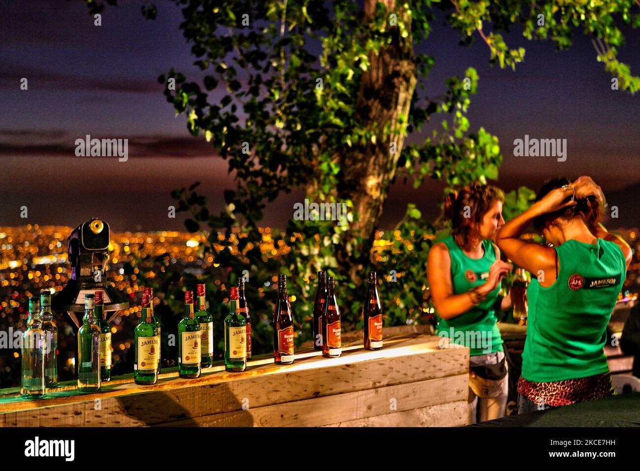 Die Barkeeper haben eine Bar mit Musik und Tanz eingerichtet, um eine exklusive Abendparty zu feiern, die am Fuße der 14m-hohen Statue der Virgen de la Inmaculada Concepcion (Jungfrau Maria) auf dem Cerro San Cristobal in Santiago, Chile, stattfindet. (Foto von Creative Touch Imaging Ltd./NurPhoto) Stockfoto