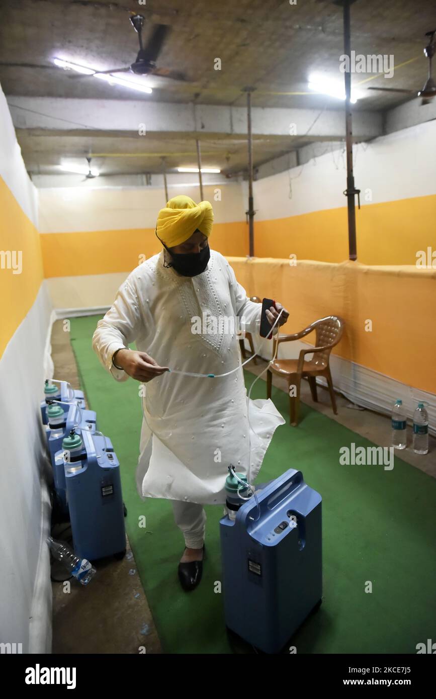 Ein sardar zeigt eine Demo eines Sauerstoffkonzentrators während eines Sauerstofflangars eines Gurudwara-Coronavirus-Notfalls in Kalkutta, Indien, 09. Mai 2021. (Foto von Indranil Aditya/NurPhoto) Stockfoto