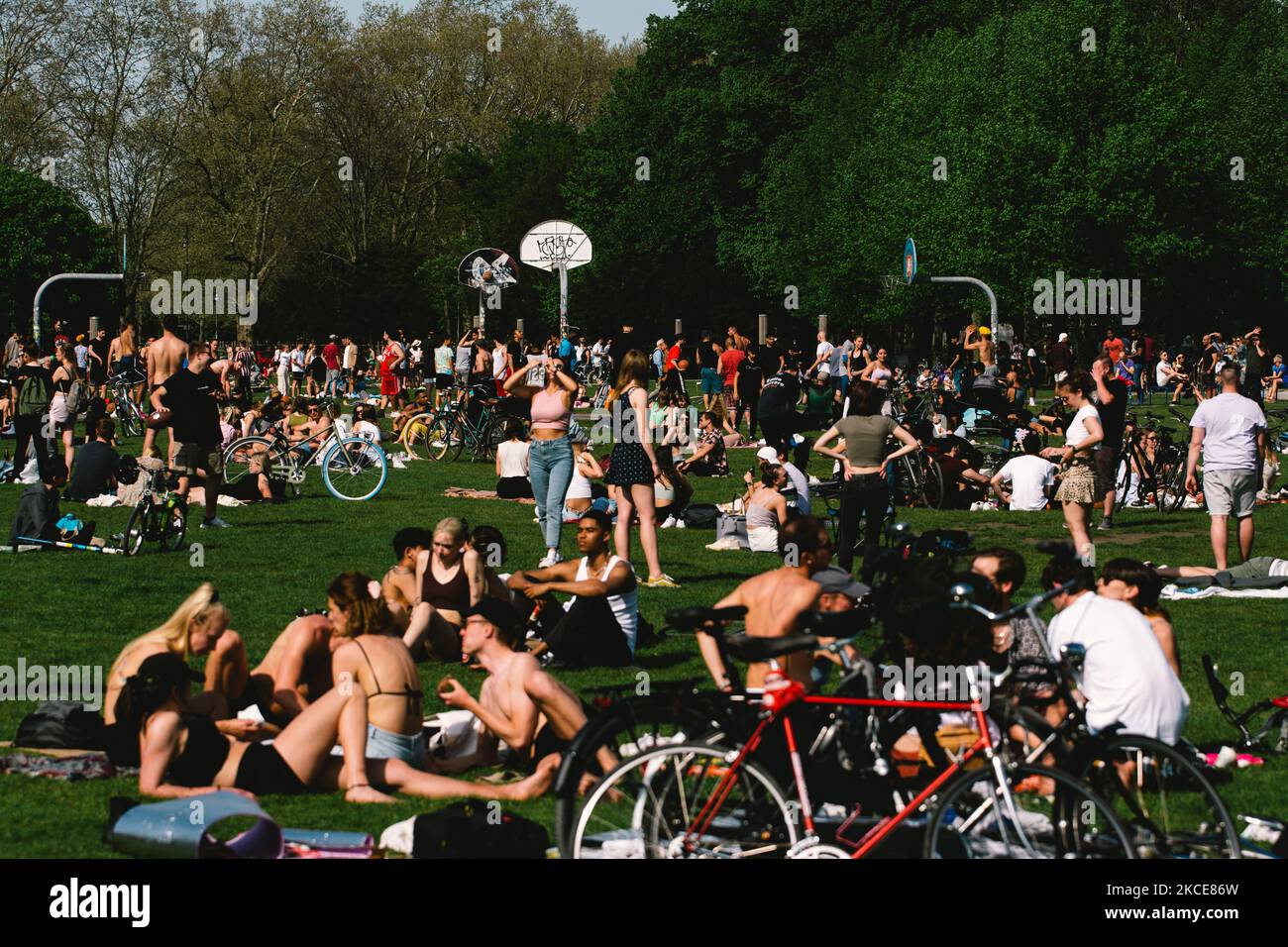 Im Innerer Grünguertel-Park in Köln, Deutschland, entspannen sich die Menschen am 9. Mai 2021 inmitten der Coronavirus-Pandemie und genießen das warme Wetter. (Foto von Ying Tang/NurPhoto) Stockfoto