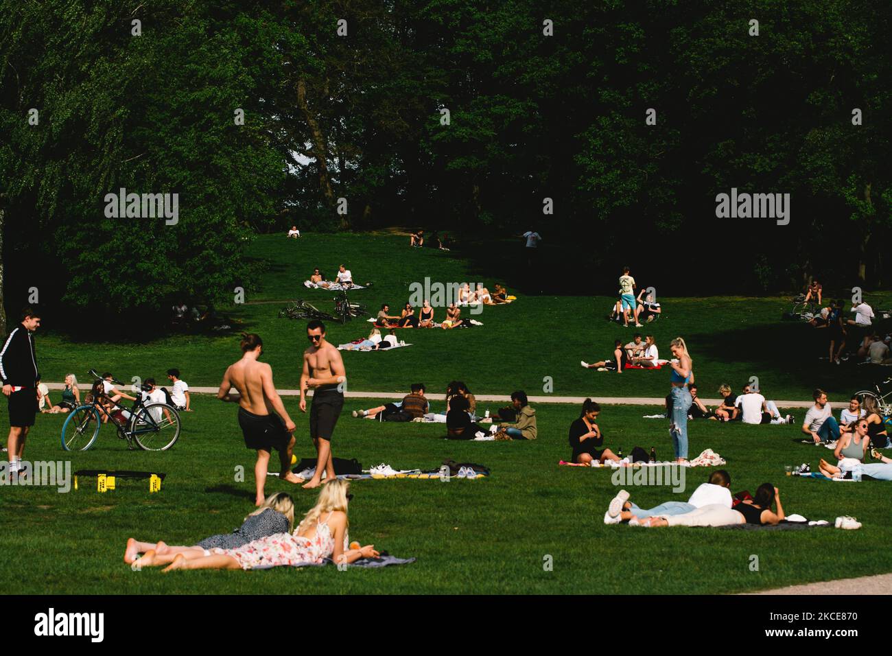 Im Innerer Grünguertel-Park in Köln, Deutschland, entspannen sich die Menschen am 9. Mai 2021 inmitten der Coronavirus-Pandemie und genießen das warme Wetter. (Foto von Ying Tang/NurPhoto) Stockfoto