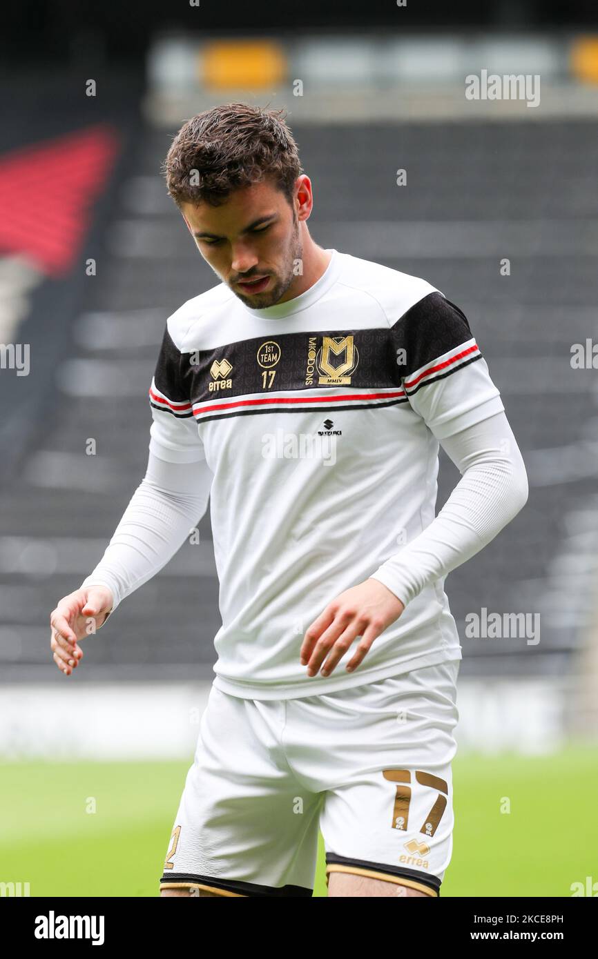 Milton Keynes Dons Matt O'Riley erwärmt sich vor der Sky Bet League ein Spiel zwischen MK Dons und Rochdale im Stadium MK, Milton Keynes, Großbritannien, am 9.. Mai 2021. (Foto von John Cripps/MI News/NurPhoto) Stockfoto