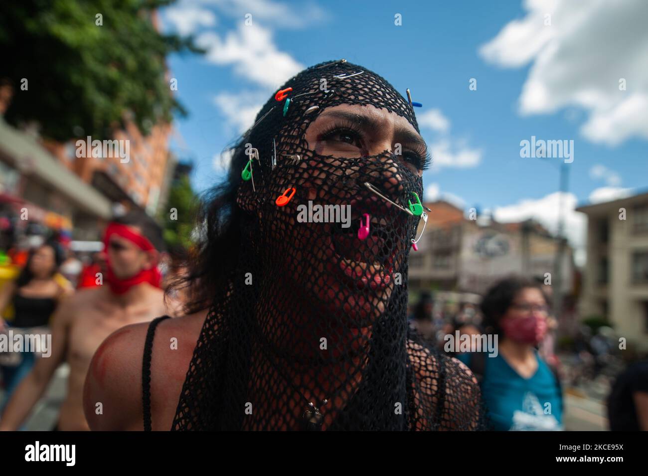 Eine Transgender-Frau schreit und schreit, als die LGTB+- und Trans-Gemeinschaften an den Demonstrationen gegen die Regierung von Präsident Ivan Duque, den Fällen politischer Brutalität, die seit Beginn des Protestes mindestens 30 Tote erreicht haben, und der Gesundheitsreform in Bogota, Kolumbien, am 9. Mai 2021, teilnahmen. (Foto von Sebastian Barros/NurPhoto) Stockfoto