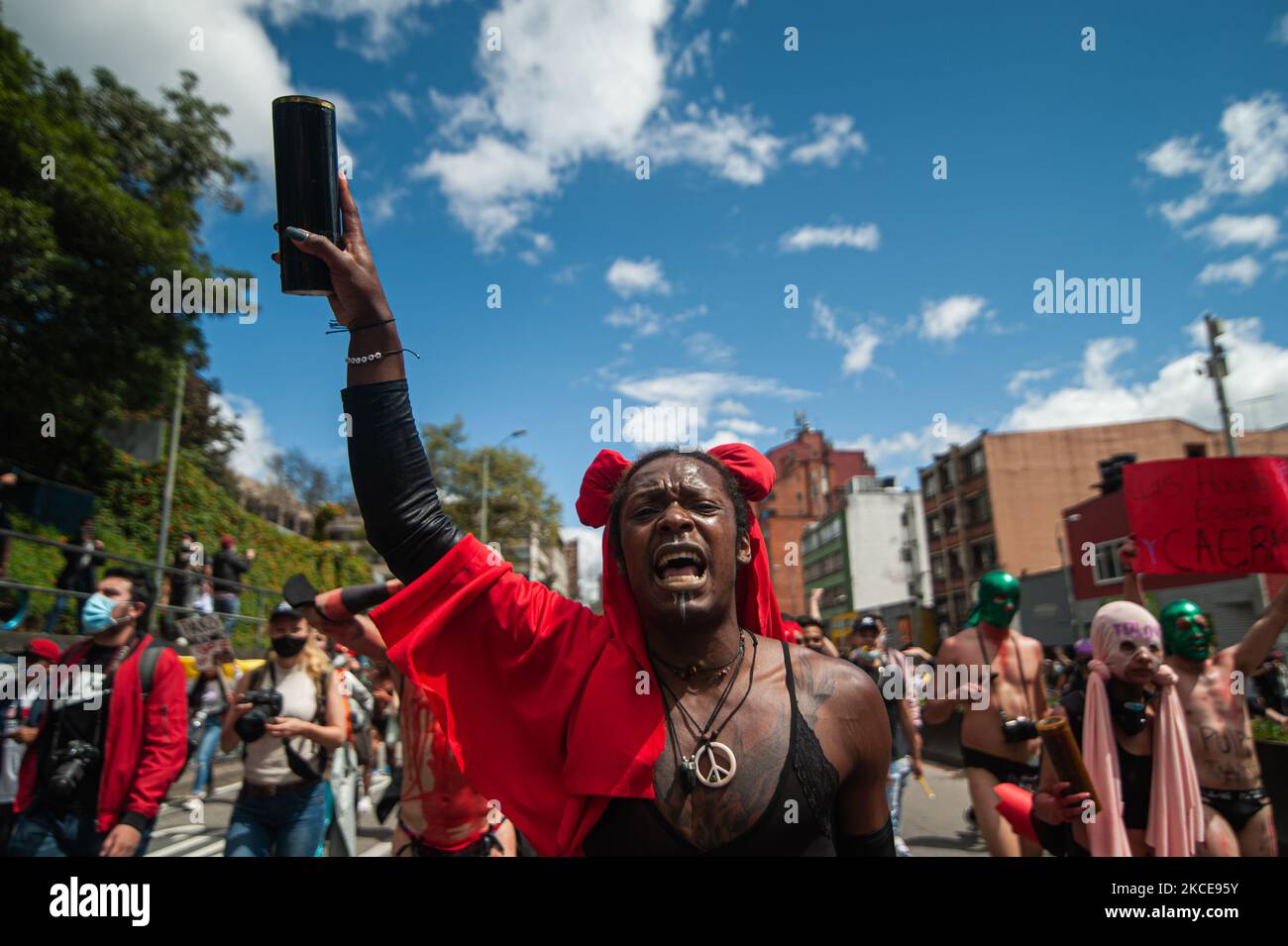 Eine Transgener-Frau ist mit einem Kerzenlicht-Anstieg beteiligt, da die Gemeinden LGTB+ und Trans an den Demonstrationen gegen die Regierung von Präsident Ivan Duque, den Fällen politischer Brutalität, die seit Beginn der Proteste mindestens 30 Tote erreicht haben, und der Gesundheitsreform in Bogota, Kolumbien, am 9. Mai 2021, teilnahmen. (Foto von Sebastian Barros/NurPhoto) Stockfoto