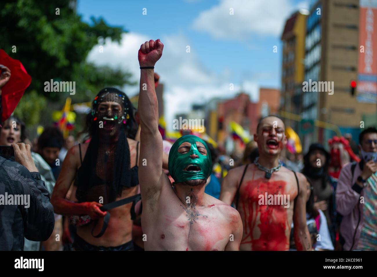 Die Gemeinden LGTB+ und Trans nahmen an den Demonstrationen gegen die Regierung von Präsident Ivan Duque, an den Fällen politischer Brutalität, die seit Beginn der Proteste mindestens 30 Tote erreicht haben, und an der Gesundheitsreform in Bogota, Kolumbien, am 9. Mai 2021 Teil. (Foto von Sebastian Barros/NurPhoto) Stockfoto