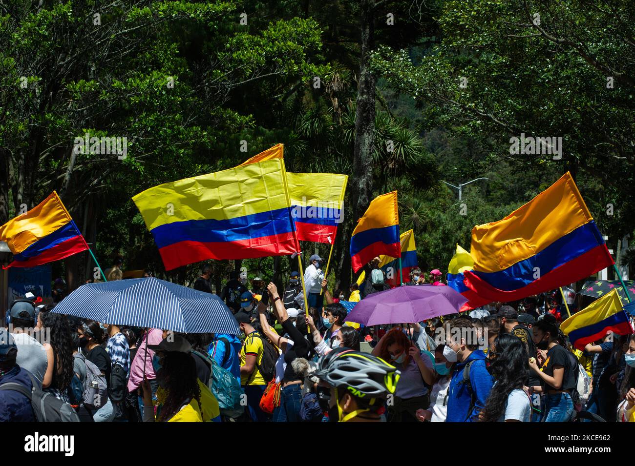 Demonstranten schwenken kolumbianische Flaggen, während die Gemeinden LGTB+ und Trans an den Demonstrationen gegen die Regierung von Präsident Ivan Duque, die Fälle politischer Brutalität, die seit Beginn der Proteste mindestens 30 Tote erreicht haben, und die Gesundheitsreform in Bogota, Kolumbien, am 9. Mai 2021, teilnahmen. (Foto von Sebastian Barros/NurPhoto) Stockfoto