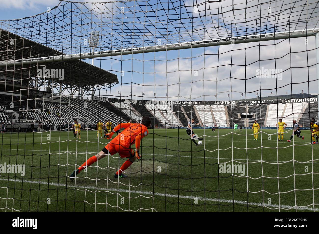 Fußballspiel zwischen PAOK und Aris zum Play-off der Super League Greece im Toumba-Stadion, Thessaloniki, Griechenland am 10. Mai 2021. Derby von Thessaloniki 'el classico' zwischen den beiden lokalen rivalisierenden Fußballvereinen. Sportstadien in Griechenland sind aufgrund der strengen Beschränkungen für die Coronavirus-Pandemie Covid-19 leer, was Fans in den Veranstaltungsorten untersagt, was zu Spielen mit geschlossenen Türen führt. (Foto von Nicolas Economou/NurPhoto) Stockfoto