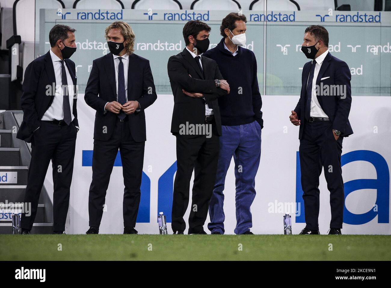 Juventus-Direktor Fabio Paratici, Juventus-Vizepräsident Pavel Nedved, Juventus-Präsident Andrea Agnelli, Exor-Präsident John Philip Elkann und Juventus-Direktor Federico Cherubini schauen während des Fußballspiels Nr.35 JUVENTUS - MAILAND am 09. Mai 2021 im Allianz-Stadion in Turin, Piemont, Italien, auf. Endergebnis: Juventus-Milan 0-3. Sportstadien in ganz Italien unterliegen aufgrund der Coronavirus-Pandemie weiterhin strengen Beschränkungen, da staatliche Gesetze zur sozialen Distanzierung Fans innerhalb von Veranstaltungsorten verbieten, was dazu führt, dass Spiele hinter verschlossenen Türen gespielt werden. (Foto von Matteo Bottanelli/NurPhoto) Stockfoto