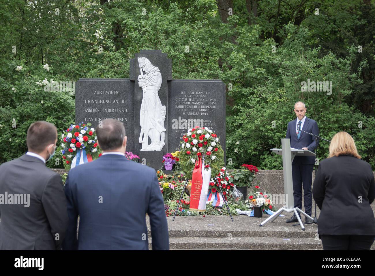 Der Oberbürgermeister von Hannover, BELIT Onay, spricht am 10. Mai 2021 auf dem Gedenkfriedhof am Maschsee in Hannover zum Gedenken an den 76.. Jahrestag der Befreiung. Die Versammlung fand anlässlich der Kapitulation des Nazi-Deutschlands am 08. Mai 1945 statt. In stiller Erinnerung wurden den Opfern der nationalsozialistischen Diktatur gedacht und ein starkes Zeichen gegen rechtsgerichteten Radikalismus und Rassismus gesetzt. (Foto von Peter Niedung/NurPhoto) Stockfoto