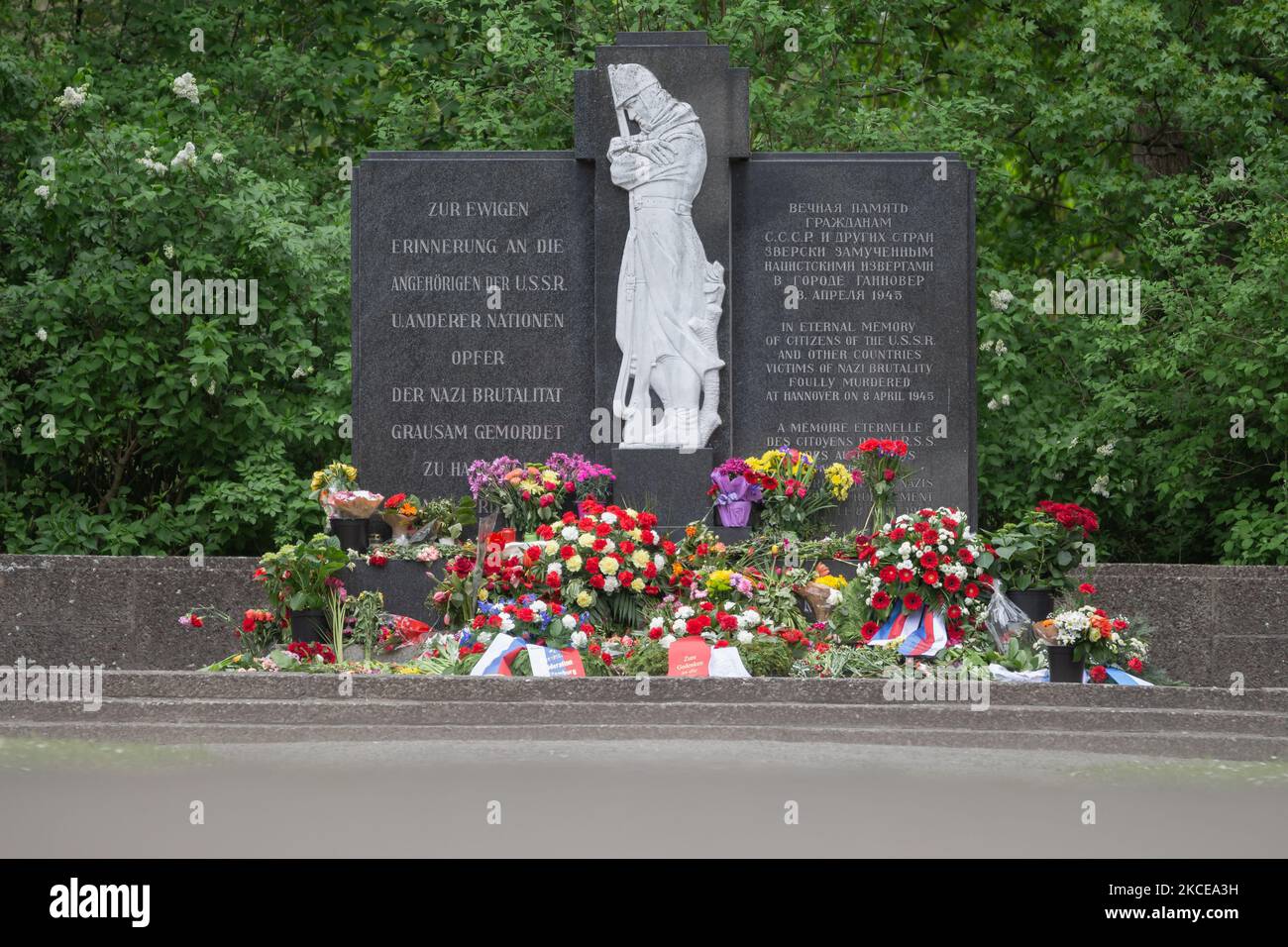 Der Oberbürgermeister von Hannover, Belt Onay, spricht am 10. Mai 2021 auf dem Gedenkfriedhof am Maschsee in Hannover zum Gedenken an den 76.. Jahrestag der Befreiung. Die Versammlung fand anlässlich der Kapitulation des Nazi-Deutschlands am 08. Mai 1945 statt. In stiller Erinnerung wurden den Opfern der nationalsozialistischen Diktatur gedacht und ein starkes Zeichen gegen rechtsgerichteten Radikalismus und Rassismus gesetzt. (Foto von Peter Niedung/NurPhoto) Stockfoto