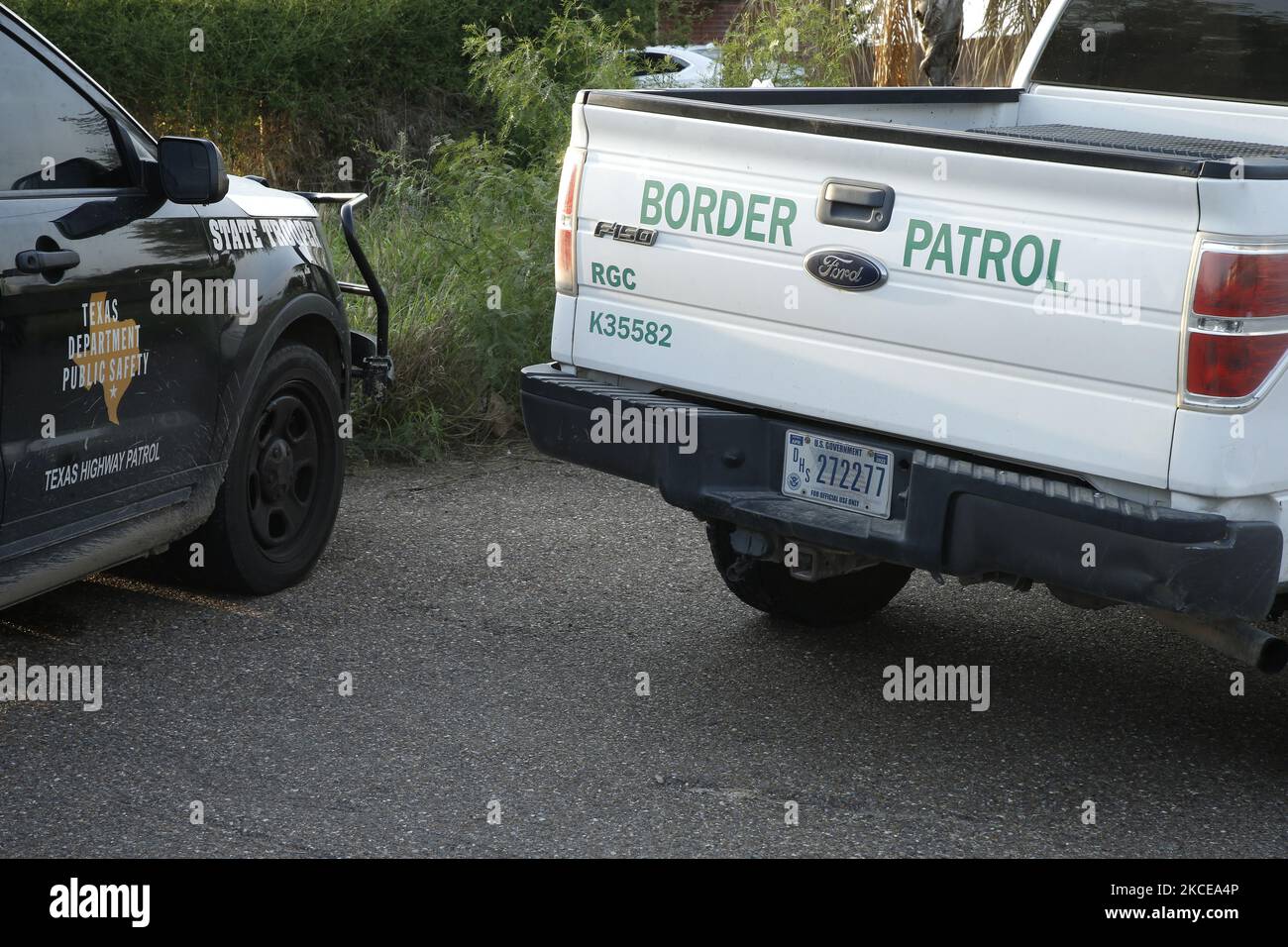 Texas Highway Patrol und Border Patrol Fahrzeuge werden entlang der Autobahn am 10. Mai 2021 in Roma Texas USA gesehen. Nach inoffiziellen Schätzungen sind seit Februar 2021 rund 200.000 Migranten entlang der südlichen Grenze in die Vereinigten Staaten eingedrangen. (Foto von John Lamparski/NurPhoto) Stockfoto