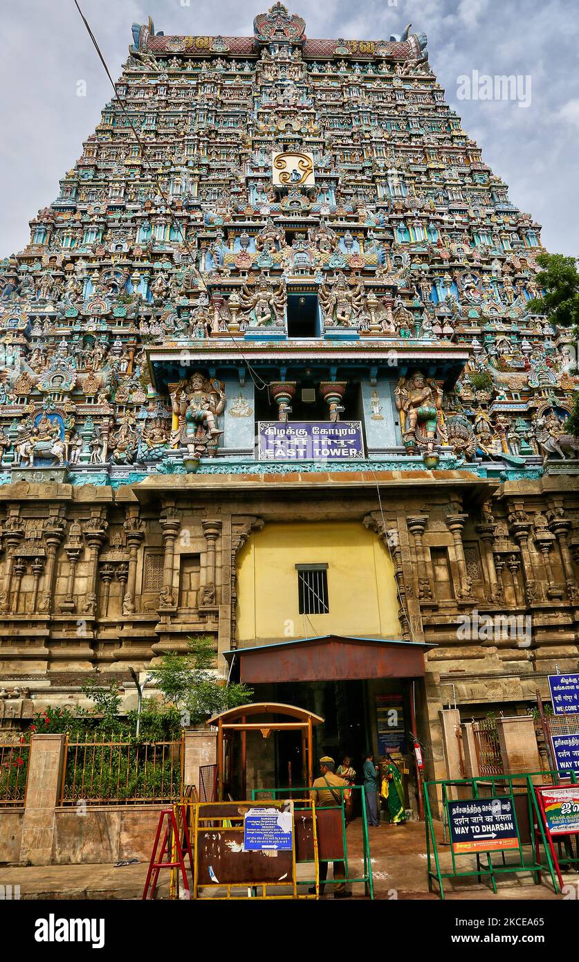 Madurai Meenakshi Amman Tempel (Arulmigu Meenakshi Sundareshwarar Tempel) befindet sich in Madurai, Tamil Nadu, Indien. Der Tempel befindet sich im Zentrum der alten Tempelstadt Madurai, die in der Literatur der Tamil Sangam erwähnt wird, wobei der Göttentempel in Texten aus dem 6.. Jahrhundert u.Z. erwähnt wird. Madurai Meenakshi Sundareswarar Tempel wurde von König Kulasekara Pandya (1190-1216 CE) gebaut. Er baute die Hauptteile der dreistöckigen Gopura (Turm) am Eingang des Sundareswarar Shrine und der zentrale Teil des Göttin Meenakshi Shrine sind einige der frühesten überlebenden Teile des Tempels. (Foto von Crea Stockfoto