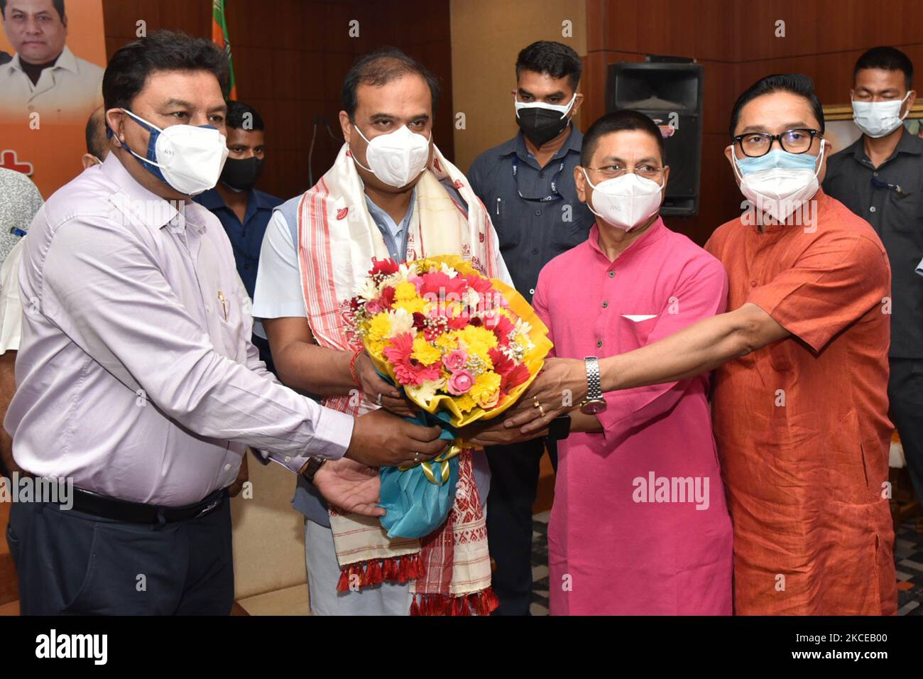 Assam-Chefministerin Himanta Biswa Sarma, die von Staatspräsident Ranjit Kumar und Parlamentsabgeordneter Dilip Saikia im Parteibüro Hengragari in Guwahati, indien, am Dienstag, den 11. Mai, 2021. (Foto von Anuwar Hazarika/NurPhoto) Stockfoto