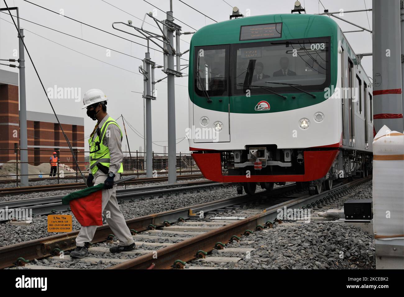 Ein Testlauf der Metro Rail wird innerhalb von Uttaraâ €™s Depot-Bereich in Dhaka, Bangladesch am 11. Mai 2021. Als Teil des Leistungstests der ersten aus Japan importierten U-Bahn-Züge. Das Konsortium begann im April 2019 mit der Herstellung des rollenden Bestands im Rahmen eines 2017 unterzeichneten TK-28,70-Milliarden-Abkommens. (Foto von Syed Mahamudur Rahman/NurPhoto) Stockfoto