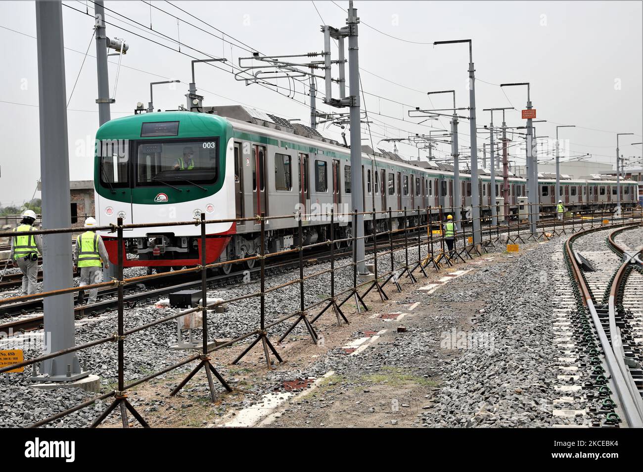 Ein Testlauf der Metro Rail wird innerhalb von Uttaraâ €™s Depot-Bereich in Dhaka, Bangladesch am 11. Mai 2021. Als Teil des Leistungstests der ersten aus Japan importierten U-Bahn-Züge. Das Konsortium begann im April 2019 mit der Herstellung des rollenden Bestands im Rahmen eines 2017 unterzeichneten TK-28,70-Milliarden-Abkommens. (Foto von Syed Mahamudur Rahman/NurPhoto) Stockfoto