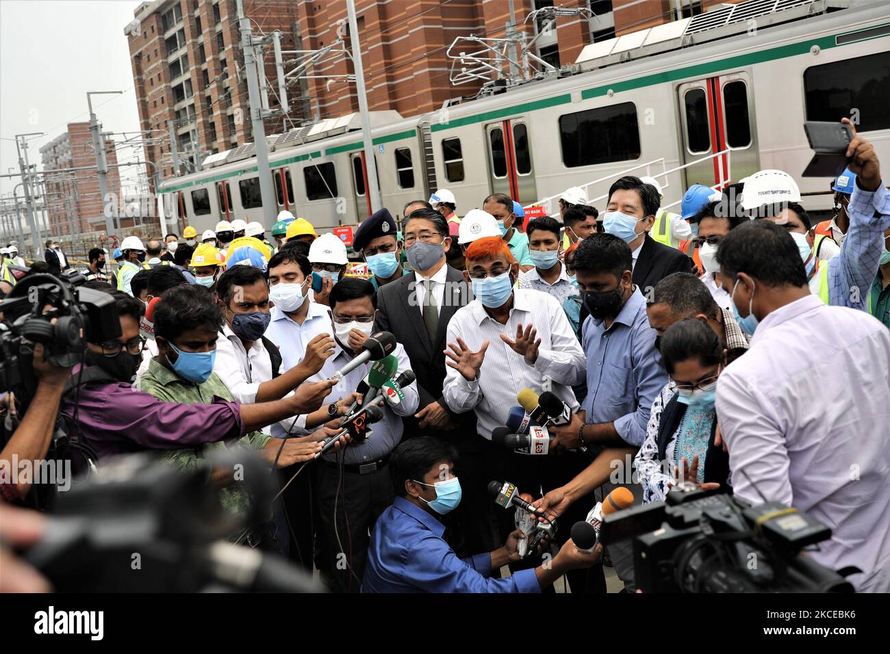 Ein Testlauf der Metro Rail wird innerhalb von Uttaraâ €™s Depot-Bereich in Dhaka, Bangladesch am 11. Mai 2021. Als Teil des Leistungstests der ersten aus Japan importierten U-Bahn-Züge. Das Konsortium begann im April 2019 mit der Herstellung des rollenden Bestands im Rahmen eines 2017 unterzeichneten TK-28,70-Milliarden-Abkommens. (Foto von Syed Mahamudur Rahman/NurPhoto) Stockfoto