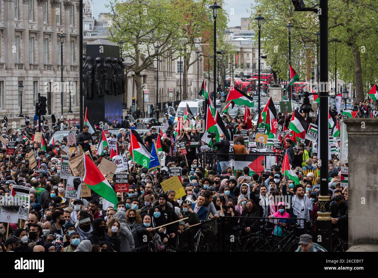 LONDON, VEREINIGTES KÖNIGREICH - 11. MAI 2021: Demonstranten protestieren vor der Downing Street gegen eine Eskalation der Gewalt, die durch die geplante Räumung palästinensischer Familien aus ihren Häusern durch jüdische Siedler im Sheikh Jarrah Bezirk in Ostjerusalem am 11. Mai 2021 in London, England, ausgelöst wurde. Die Spannungen zwischen Israel und Palästina haben in den letzten Tagen zugenommen, als Hunderte von Palästinensern bei Zusammenstößen mit Sicherheitskräften in der Altstadt und vor der al-Aqsa-Moschee in Jerusalem verletzt wurden, gefolgt von einem Austausch von Luftangriffen der Hamas und des israelischen Militärs. (Foto von Wiktor Szymanowicz/NurPho Stockfoto