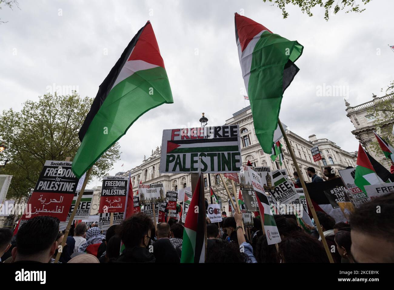 LONDON, VEREINIGTES KÖNIGREICH - 11. MAI 2021: Demonstranten protestieren vor der Downing Street gegen eine Eskalation der Gewalt, die durch die geplante Räumung palästinensischer Familien aus ihren Häusern durch jüdische Siedler im Sheikh Jarrah Bezirk in Ostjerusalem am 11. Mai 2021 in London, England, ausgelöst wurde. Die Spannungen zwischen Israel und Palästina haben in den letzten Tagen zugenommen, als Hunderte von Palästinensern bei Zusammenstößen mit Sicherheitskräften in der Altstadt und vor der al-Aqsa-Moschee in Jerusalem verletzt wurden, gefolgt von einem Austausch von Luftangriffen der Hamas und des israelischen Militärs. (Foto von Wiktor Szymanowicz/NurPho Stockfoto