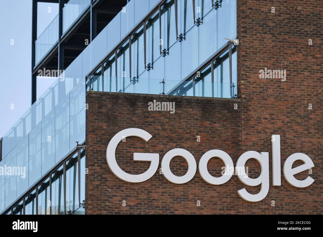 Ein Blick auf das Google-Logo auf dem Google-Gebäude GRCQ1 in Dublins Canale Grande. Am Dienstag, den 11. Mai 2021, in Dublin, Irland. (Foto von Artur Widak/NurPhoto) Stockfoto
