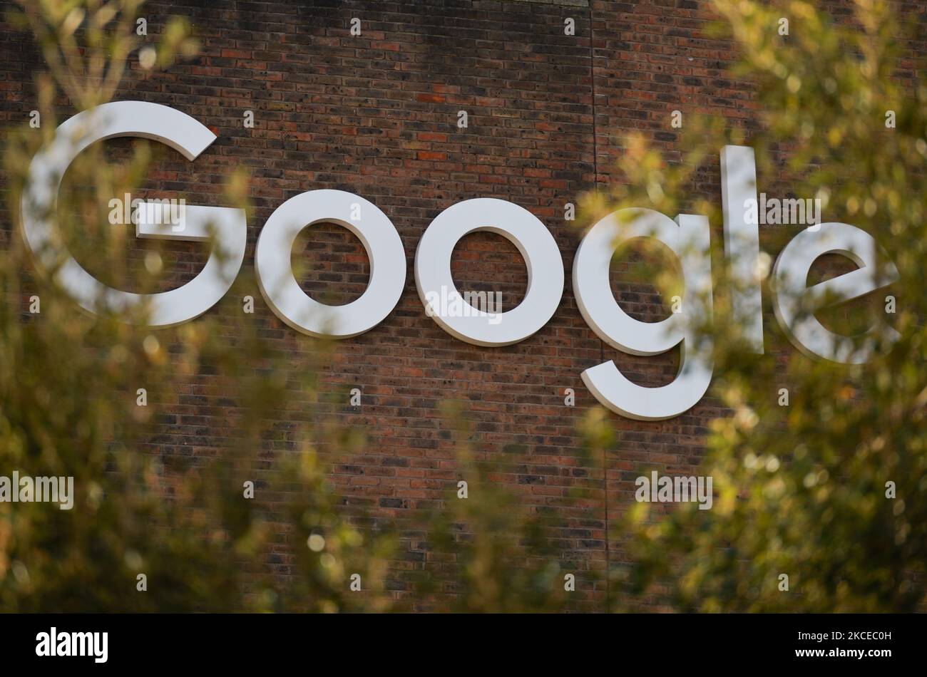 Ein Blick auf das Google-Logo auf dem Google-Gebäude GRCQ1 in Dublins Canale Grande. Am Dienstag, den 11. Mai 2021, in Dublin, Irland. (Foto von Artur Widak/NurPhoto) Stockfoto