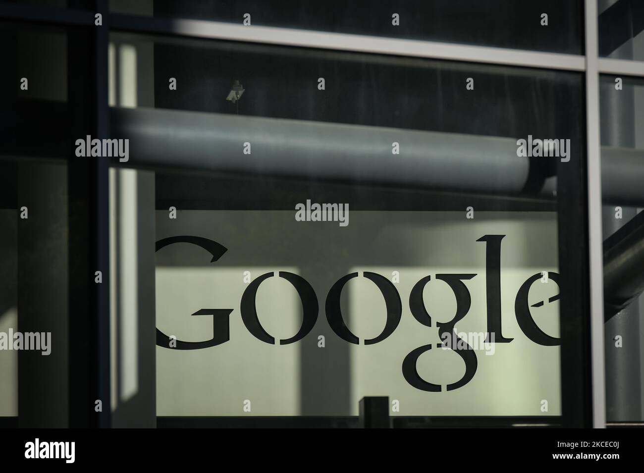 Ein Blick auf das Google-Logo am Eingang des europäischen Hauptgebäudes von Google in der Barrow Street, in Dublins Grand Canal Gegend. Am Dienstag, den 11. Mai 2021, in Dublin, Irland. (Foto von Artur Widak/NurPhoto) Stockfoto
