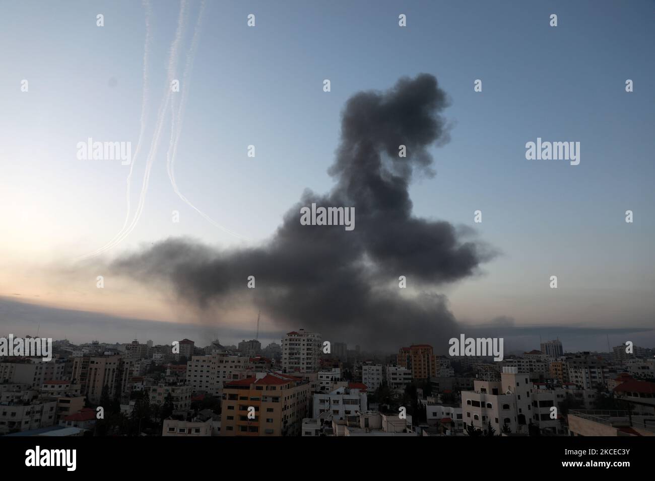 Der Rauch steigt nach einem israelischen Luftangriff in Gaza-Stadt in der Nähe des Parks von Barcelona und mehrerer Regierungsstellen, einem der größten Luftangriffe auf den Gazastreifen, Anfang des 12. Mai 2021. (Foto von Majdi Fathi/NurPhoto) Stockfoto