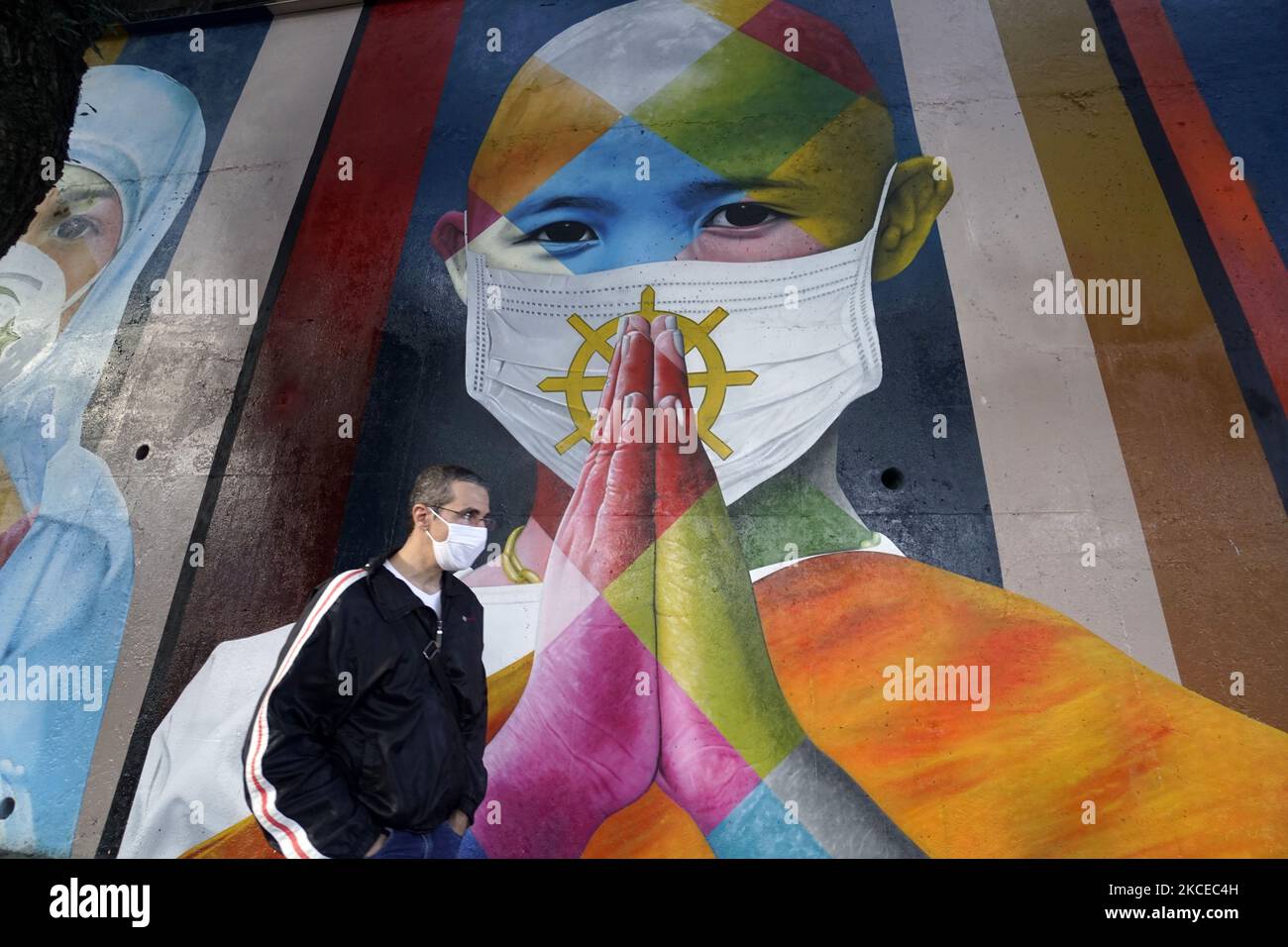 Wandgemälde 'Coexistencia - Memorial da Fé for all Victims of Covid-19', vom brasilianischen Graffiti-Künstler Eduardo Kobra. Das Wandbild zeigt Kinder verschiedener Religionen in schützenden Gesichtsmasken. (Foto von Cris FAGA/NurPhoto) Stockfoto