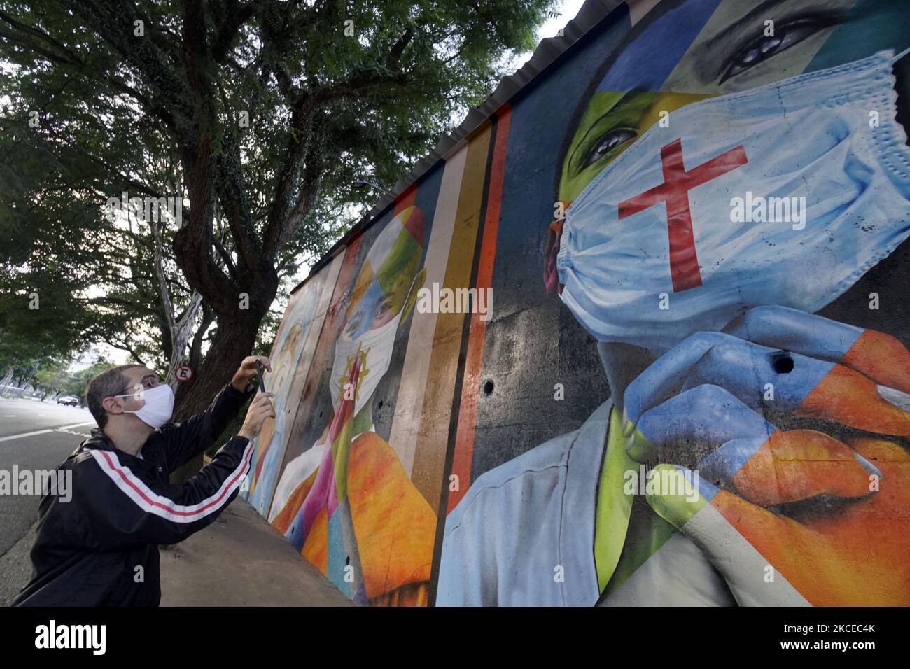 Wandgemälde 'Coexistencia - Memorial da Fé for all Victims of Covid-19', vom brasilianischen Graffiti-Künstler Eduardo Kobra. Das Wandbild zeigt Kinder verschiedener Religionen in schützenden Gesichtsmasken. (Foto von Cris FAGA/NurPhoto) Stockfoto