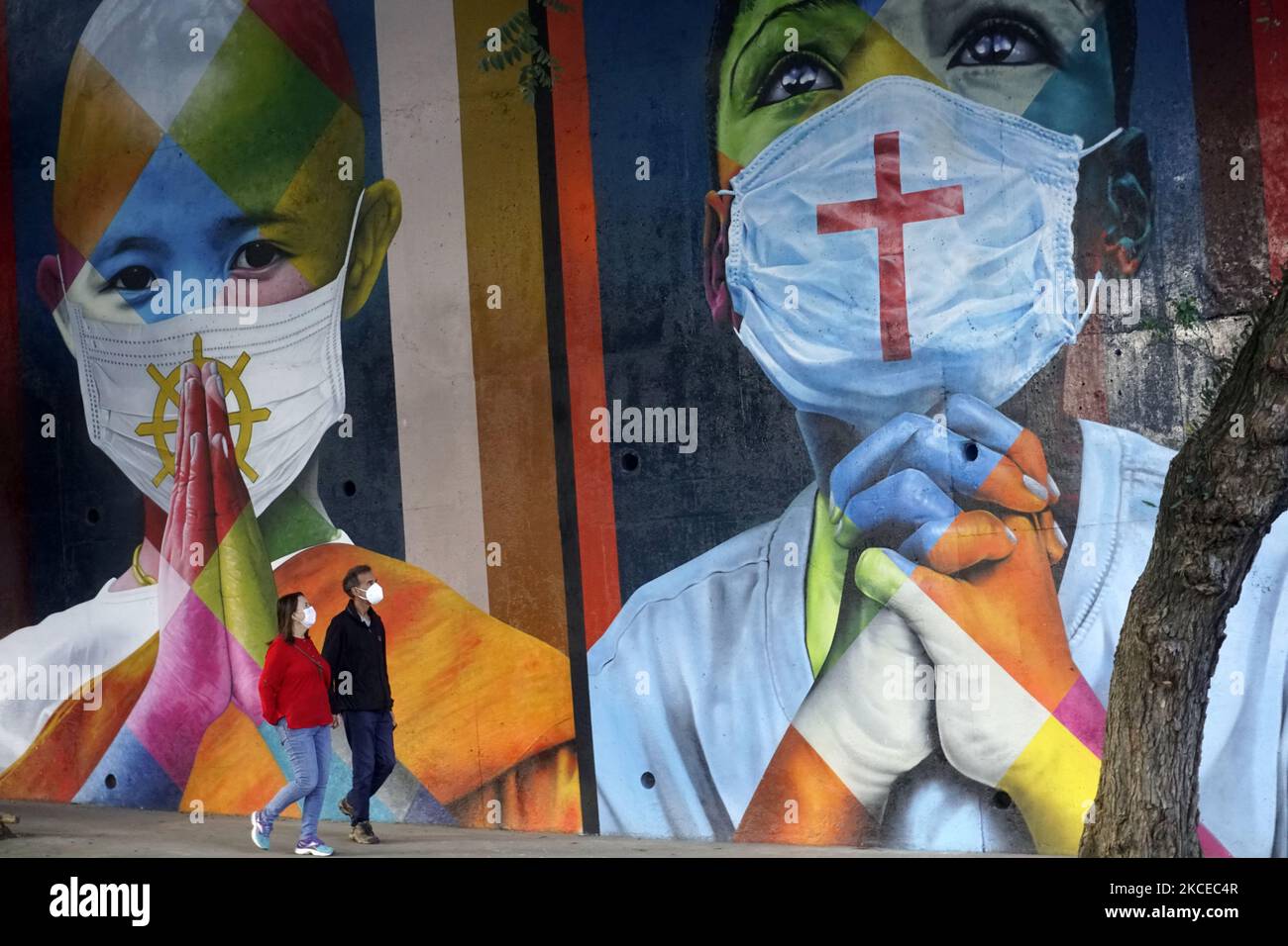 Wandgemälde 'Coexistencia - Memorial da Fé for all Victims of Covid-19', vom brasilianischen Graffiti-Künstler Eduardo Kobra. Das Wandbild zeigt Kinder verschiedener Religionen in schützenden Gesichtsmasken. (Foto von Cris FAGA/NurPhoto) Stockfoto