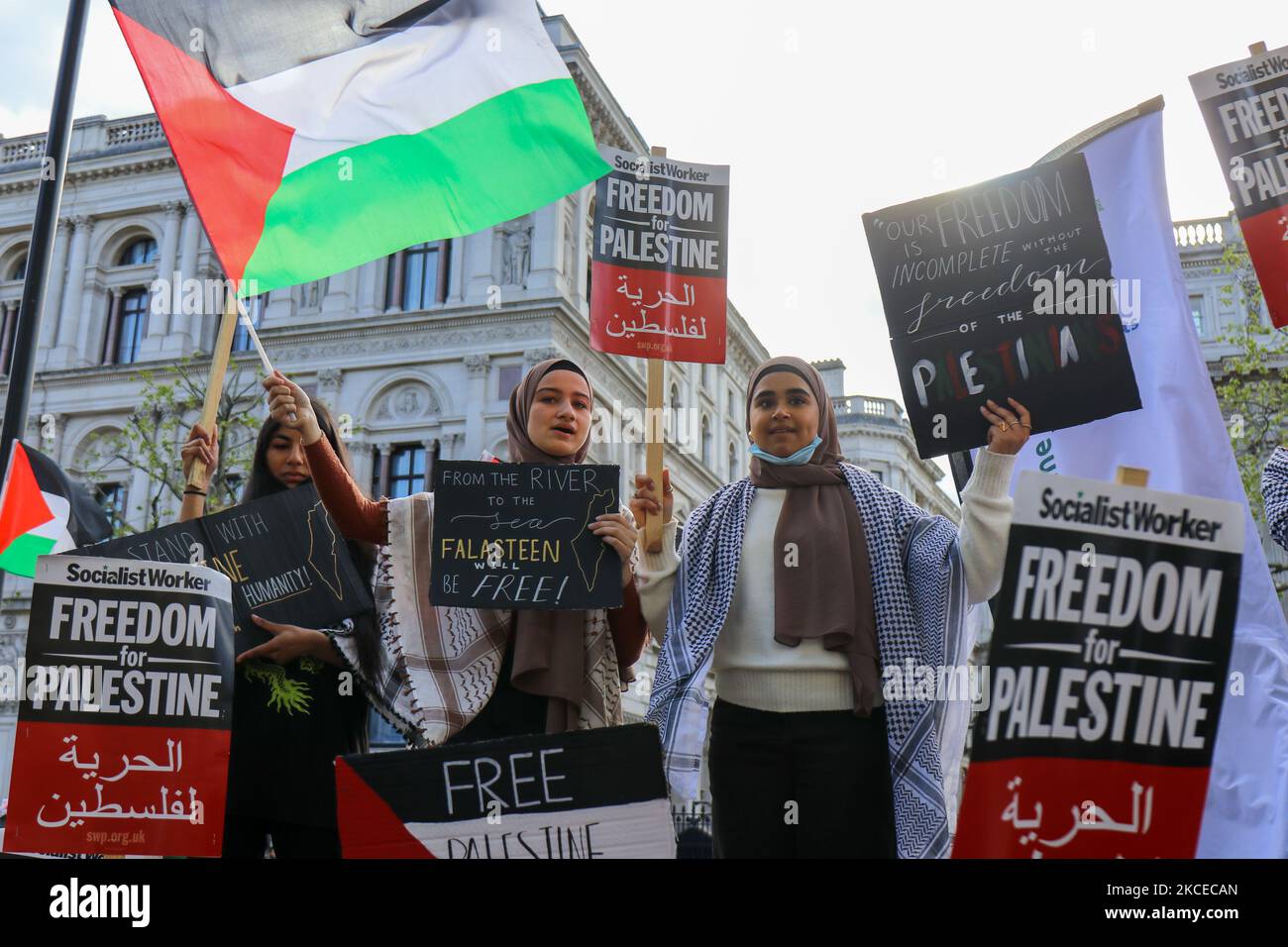 Demonstranten aus dem freien Palästina stoßen bei der Demonstration von Save Sheikh Jarrah in Whitehall, London, am Dienstag, 11.. Mai 2021, auf Polizei. (Foto von Lucy North/MI News/NurPhoto) Stockfoto