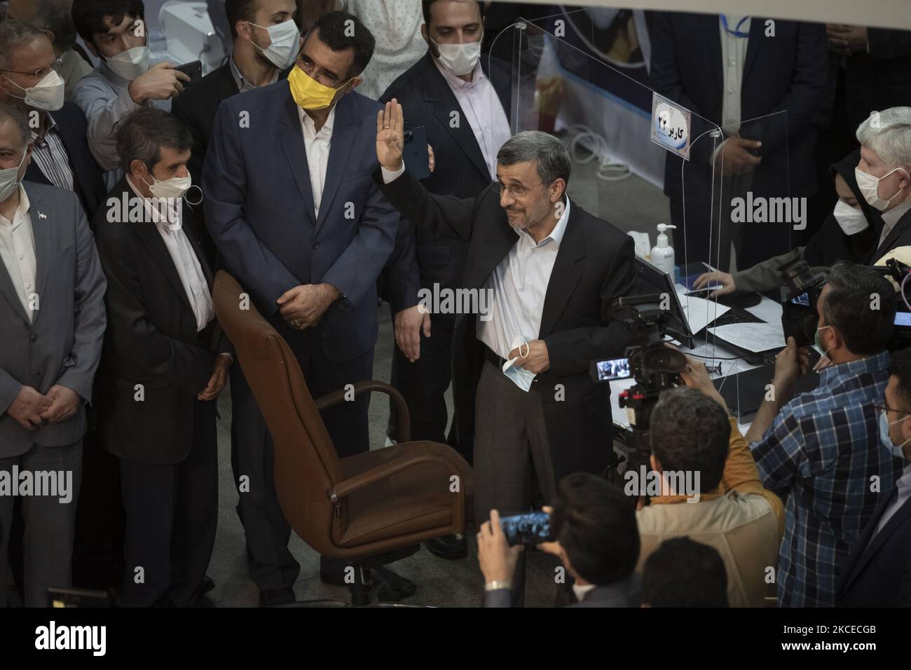 Der ehemalige Präsident Mahmoud Ahmadinejad (C) ist während seiner Teilnahme am Gebäude des iranischen Innenministeriums zur Kandidatur für die Präsidentschaftswahlen am 18. Juni in Zentral-Teheran am 12. Mai 2021 gewillt. (Foto von Morteza Nikoubazl/NurPhoto) Stockfoto