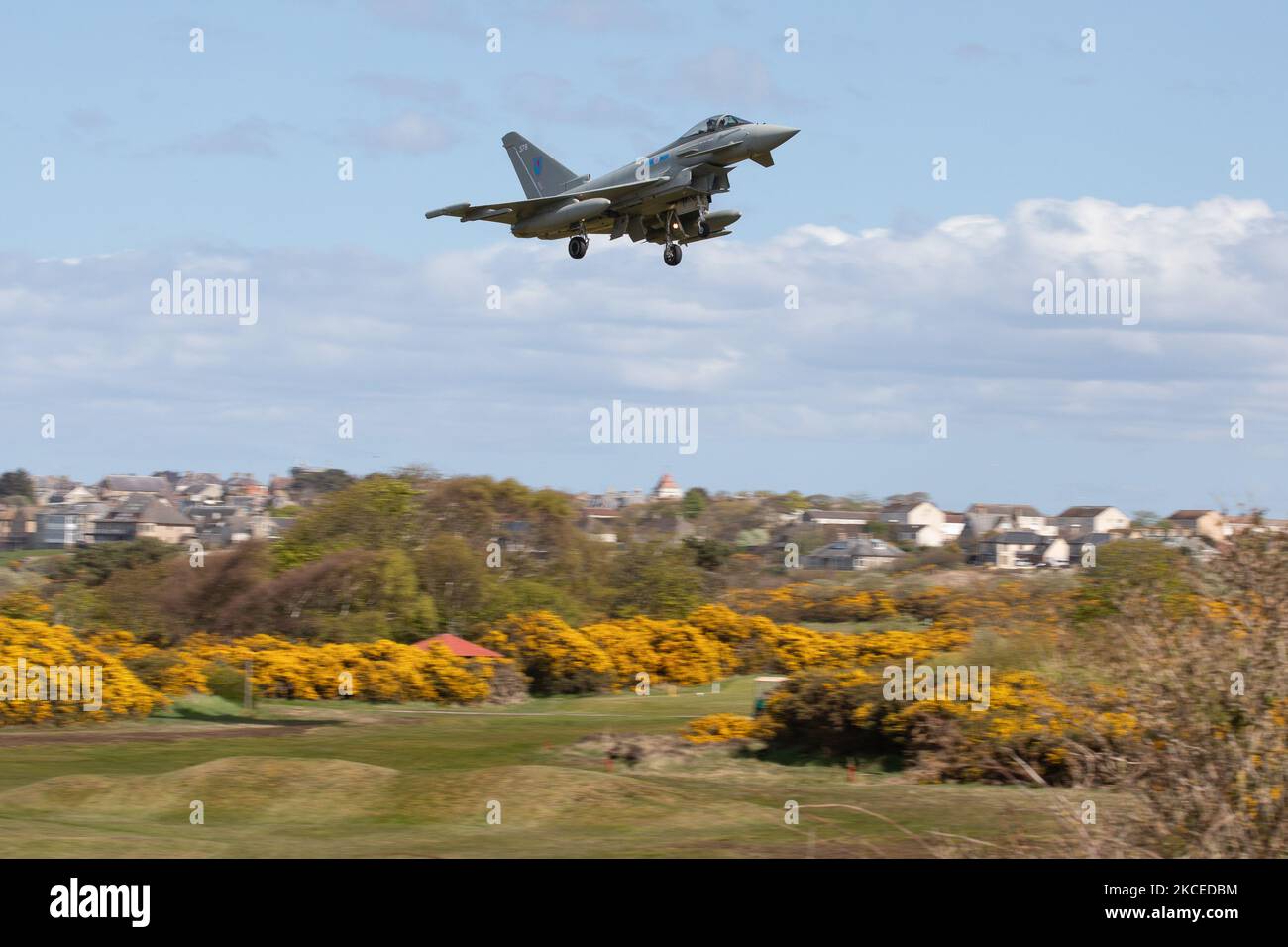 Ein Royal Air Force Eurofighter Typhoon überquert den Moray Golf Course während der Übung Joint Warrior am 11.. Mai 2021 in RAF Lossiemouth, Schottland. (Foto von Robert Smith/MI News/NurPhoto) Stockfoto