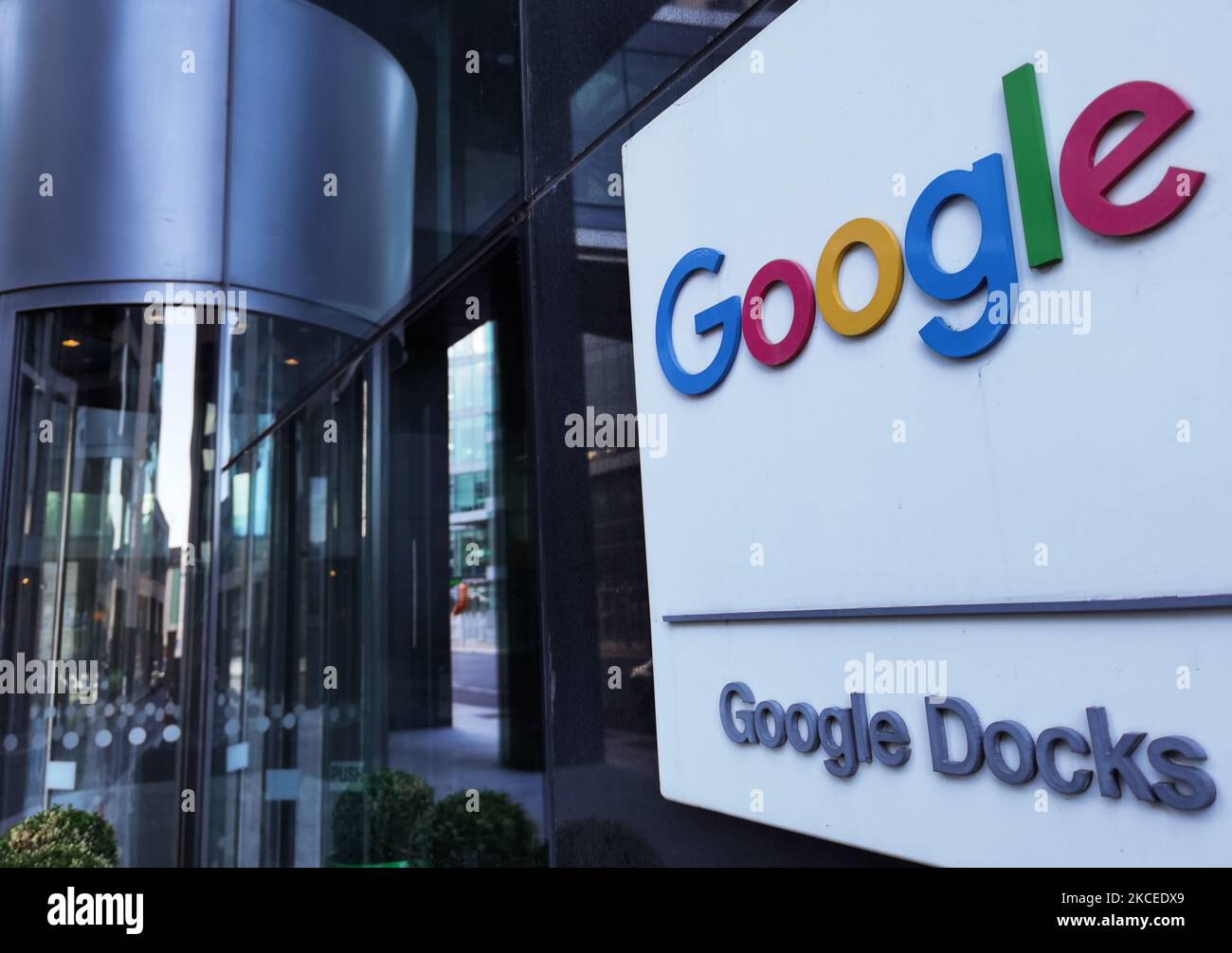 Ein Blick auf das Google-Logo am Eingang des europäischen Hauptgebäudes von Google in der Barrow Street, in Dublins Grand Canal Gegend. Am Samstag, den 8. Mai 2021, in Dublin, Irland. (Foto von Artur Widak/NurPhoto) Stockfoto