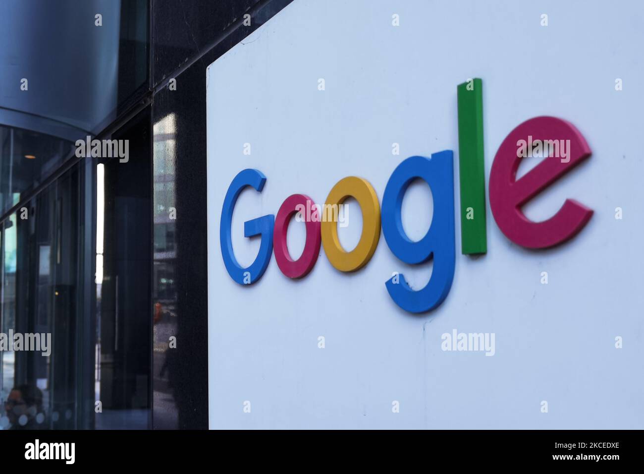 Ein Blick auf das Google-Logo am Eingang des europäischen Hauptgebäudes von Google in der Barrow Street, in Dublins Grand Canal Gegend. Am Samstag, den 8. Mai 2021, in Dublin, Irland. (Foto von Artur Widak/NurPhoto) Stockfoto
