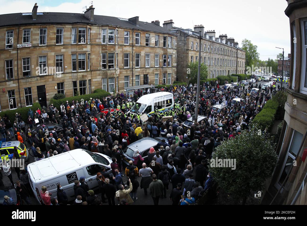 Demonstranten blockieren einen Einreisewagen des britischen Heimbüros, nachdem am Morgen in der Kenmure Street in Pollokshields am 13. Mai 2021 in Glasgow, Schottland, ein Razzia-Versuch durchgeführt wurde. (Foto von Ewan Bootman/NurPhoto) Stockfoto
