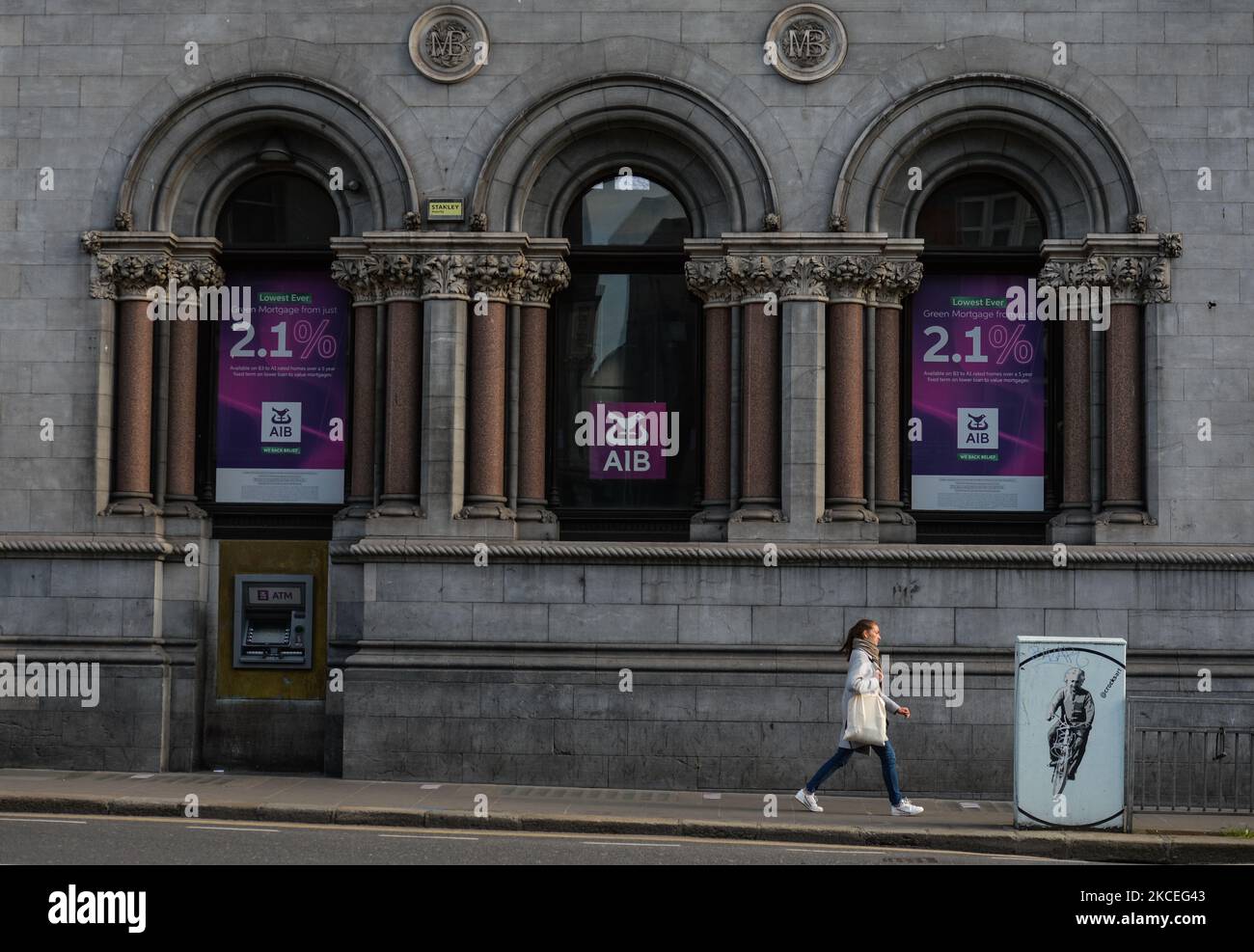 Eine Frau geht an einer AIB-Filiale in der Dame Street in Dublin vorbei. Am Donnerstag, den 13. Mai 2021, in Dublin, Irland. (Foto von Artur Widak/NurPhoto) Stockfoto