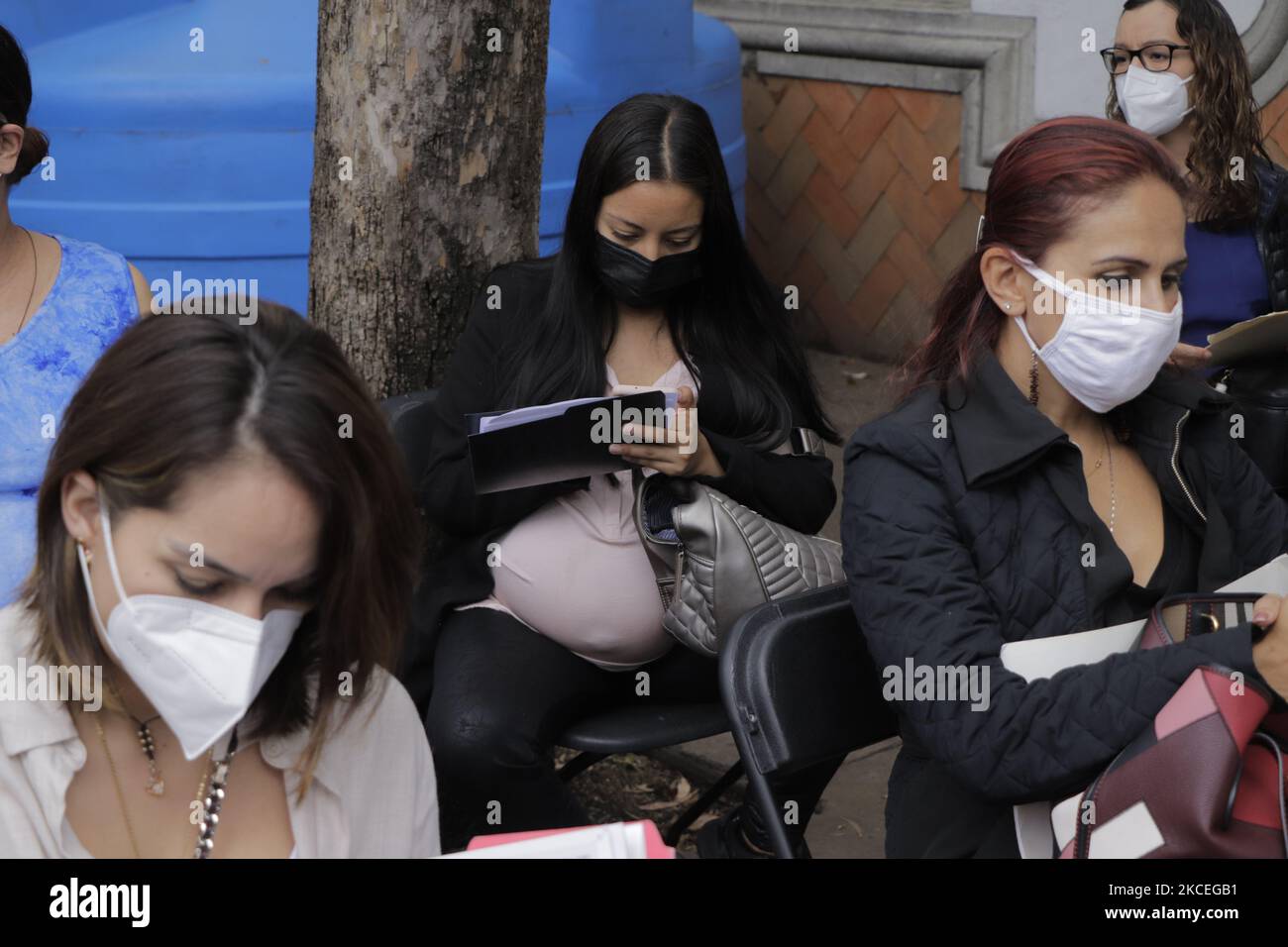 Eine Gruppe von Schwangeren außerhalb der Einrichtungen der Benito Juarez Grundschule im Distrikt Cuauhtemoc in Mexiko-Stadt, bevor sie während der Gesundheitsnotlage und der gelben epidemiologischen Ampel in der Hauptstadt mit der ersten Dosis des Pfizer-BioNTech Biologics gegen COVID-19 geimpft wurde. (Foto von Gerardo Vieyra/NurPhoto) Stockfoto