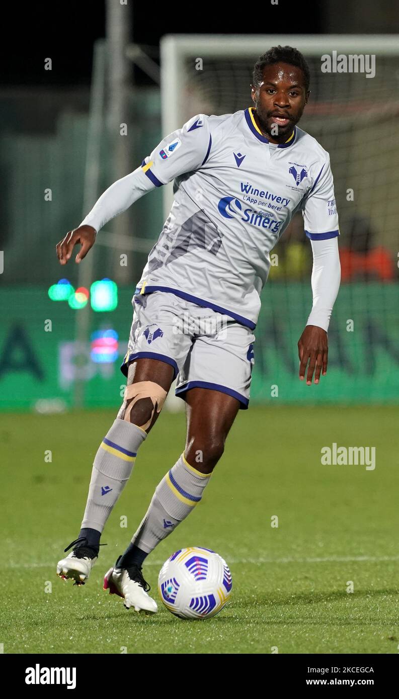 Adrien Tamaze von Hellas Verona FC während der Serie Ein Spiel zwischen FC Crotone und Hellas Verona FC am 13. Mai 2021 Stadion 'Ezio Scida' in Crotone, Italien (Foto von Gabriele Maricchiolo/NurPhoto) Stockfoto