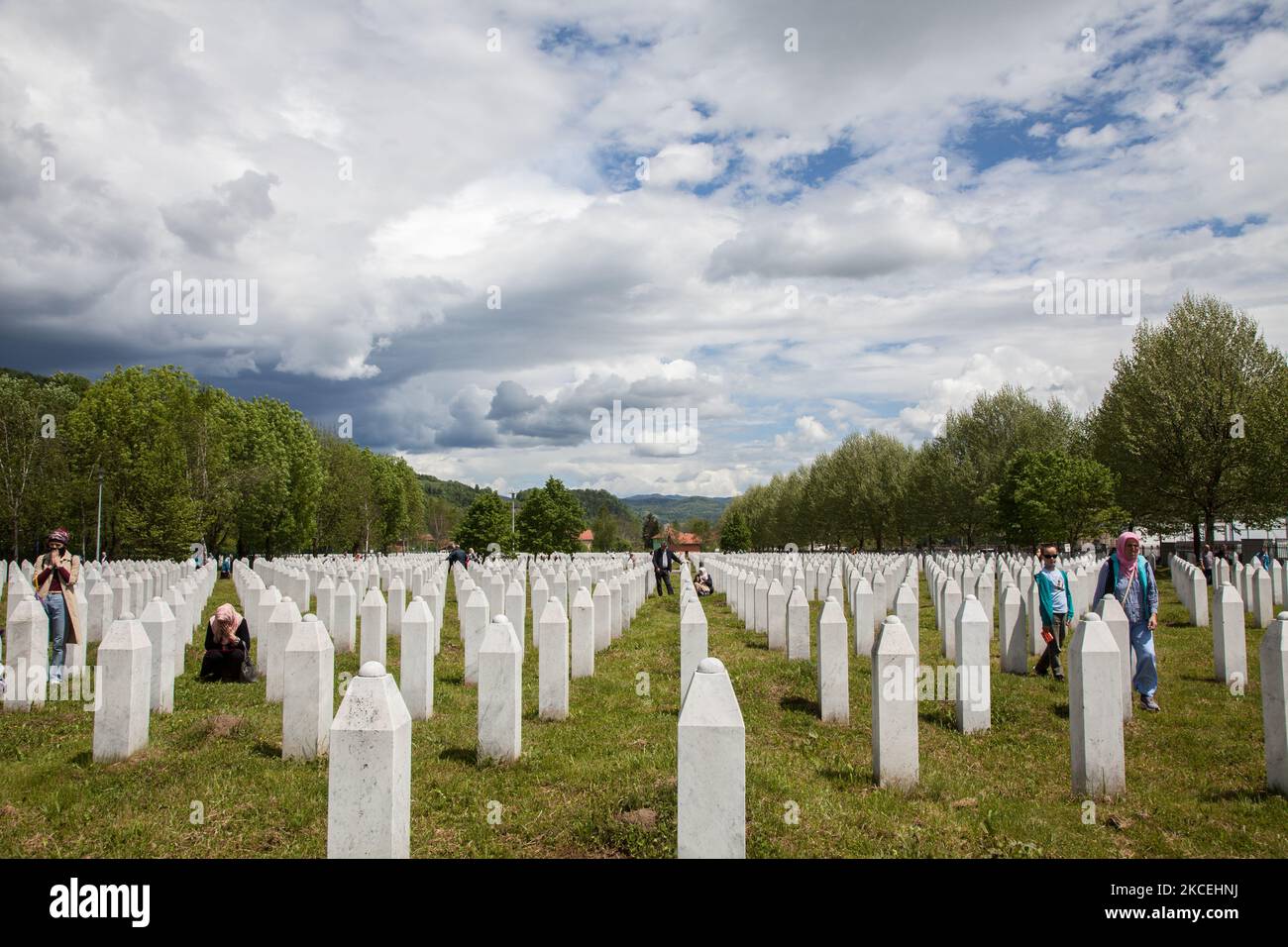 Eine bosnische Muslimin, Überlebende des Massakers von Srebrenica 1995, geht am 15. Mai 2021 auf dem Friedhof von Potocari, einem Dorf außerhalb von Srebrenica, Bosnien und Herzegowina, zwischen Grabsteinen. Shaleed, der Tag der Märtyrer in der muslimischen Tradition, wird am zweiten Tag nach dem Ramadan gefeiert. Das Potocari-Denkmal ist ein Treffpunkt für Tausende Bosniaken aus Srebrenica und dem ganzen Land, die kommen, um zu beten und ihren Lieben, die im Juli 1995 getötet wurden, Tribut zu zollen. (Foto von Jose Antonio Sanchez/NurPhoto) Stockfoto