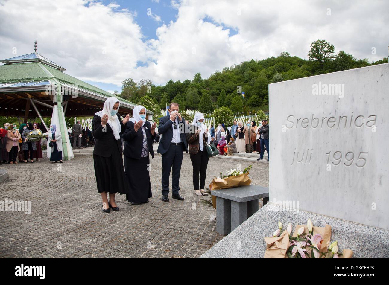 Shaleed, der Tag der Märtyrer in muslimischer Tradition, wird am zweiten Tag nach dem Ramadan in Potocari, Srebrenica, Bosnien und Herzegowina, am 15. Mai 2021 gefeiert. Das Potocari-Denkmal ist ein Treffpunkt für Tausende Bosniaken aus Srebrenica und dem ganzen Land, die kommen, um zu beten und ihren Lieben, die im Juli 1995 getötet wurden, Tribut zu zollen. (Foto von Jose Antonio Sanchez/NurPhoto) Stockfoto