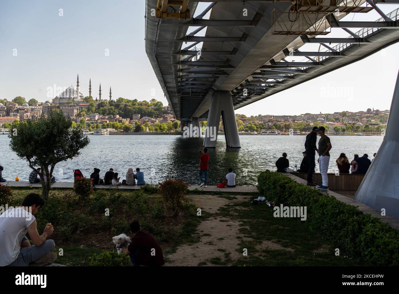 Die Menschen verbringen ihre Zeit am Meer im Stadtteil Karakoy in Istanbul, Türkei, gesehen am 14. Mai 2021 während der Eid Al-Fitr-Feiertage. Die Regierung verhängte eine 19-tägige Ausgangssperre, die am 29. April begann und am 17. Mai, am Ende des Ramadan, enden wird. Touristen sind von den Einschränkungen ausgeschlossen und dürfen durch die Stadt reisen. Restaurants und Cafés bieten nur Take-away- und Lieferservice während der gesamten Sperre an. Ein kontrollierter Normalisierungsprozess wird voraussichtlich nach Mai 17 angewendet. (Foto von Erhan Demirtas/NurPhoto) Stockfoto