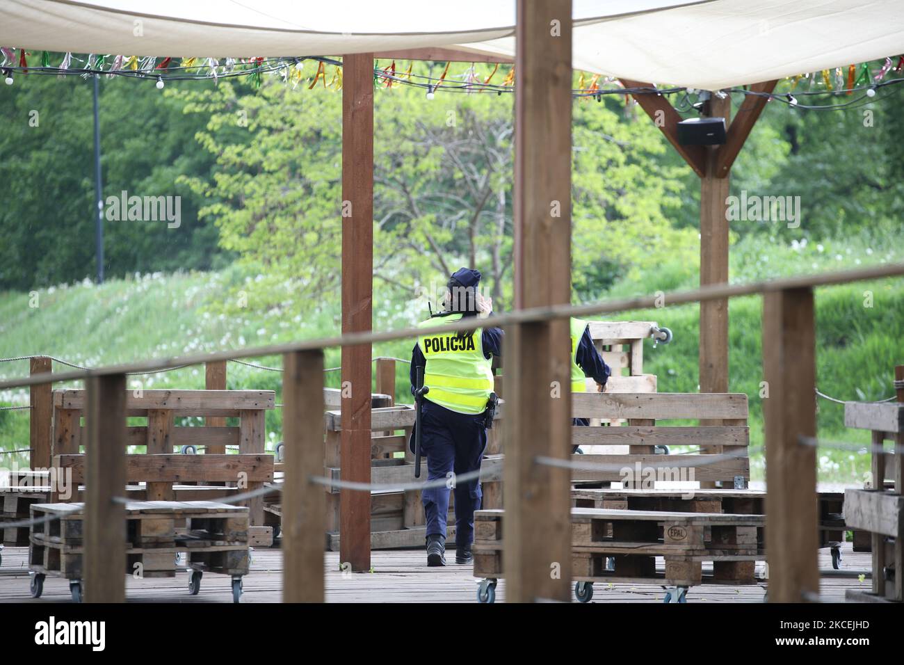 Polilce werden gesehen, wie sie am 14. Mai 2021 in Warschau, Polen, eine offene Bar an der Weichsel inspiziert. Am Freitagabend in 12 Bars und Restaurants mit offenen Räumen wird nach fast 7 Monaten der Schließung erlaubt, agains zu betreiben. (Foto von STR/NurPhoto) Stockfoto