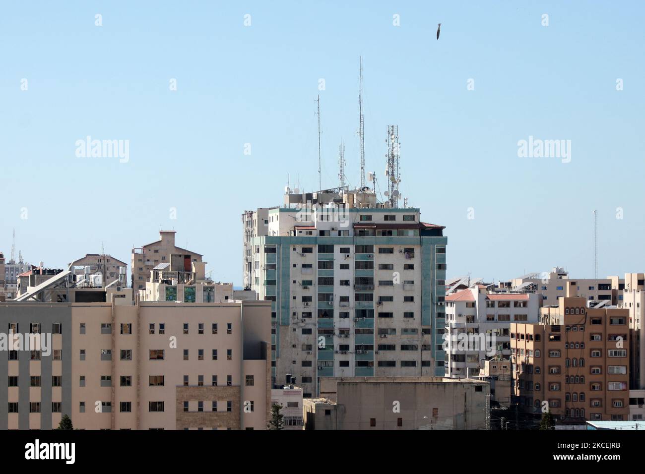 Während eines israelischen Luftanschlags in Gaza-Stadt, der von der palästinensischen Hamas-Bewegung kontrolliert wird, am 15. Mai 2021, trifft eine Luftbombe auf den Jala-Turm. - Israelische Luftangriffe schlugen den Gazastreifen ein, töteten 10 Mitglieder einer Großfamilie und zerstörten ein wichtiges Mediengebäude, während palästinensische Kämpfer im Gegenzug unter Gewalt im Westjordanland Raketen abfeuerten. Die israelische Luftwaffe zielte auf den 13-stöckigen Jala Tower, in dem das in Katar ansässige Al-Jazeera-Fernsehen und die Nachrichtenagentur Associated Press untergebracht sind. (Foto von Majdi Fathi/NurPhoto) Stockfoto