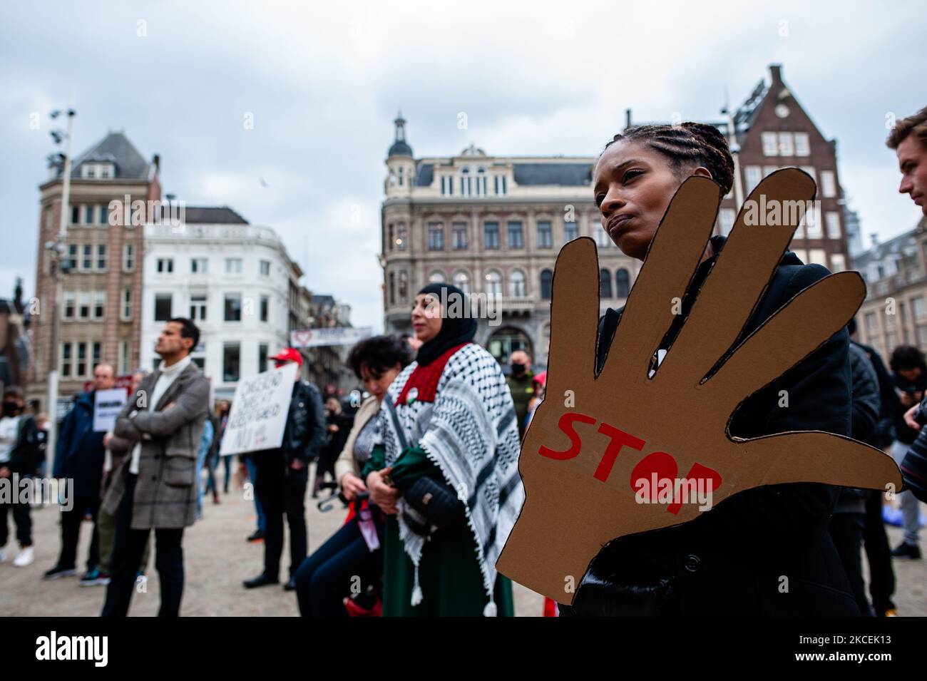 Sylvana Simons, holländische Gründerin und Vorsitzende der antirassistischen politischen Partei BIJ1, hält eine Kartonschachtel mit dem Wort STOP auf der Hand, während der Demonstration zur Unterstützung der Opfer des niederländischen Kinderbetreuungsskandals in den Niederlanden, die am 15.. Mai in Amsterdam, Niederlande, stattfand, 2021. (Foto von Romy Arroyo Fernandez/NurPhoto) Stockfoto