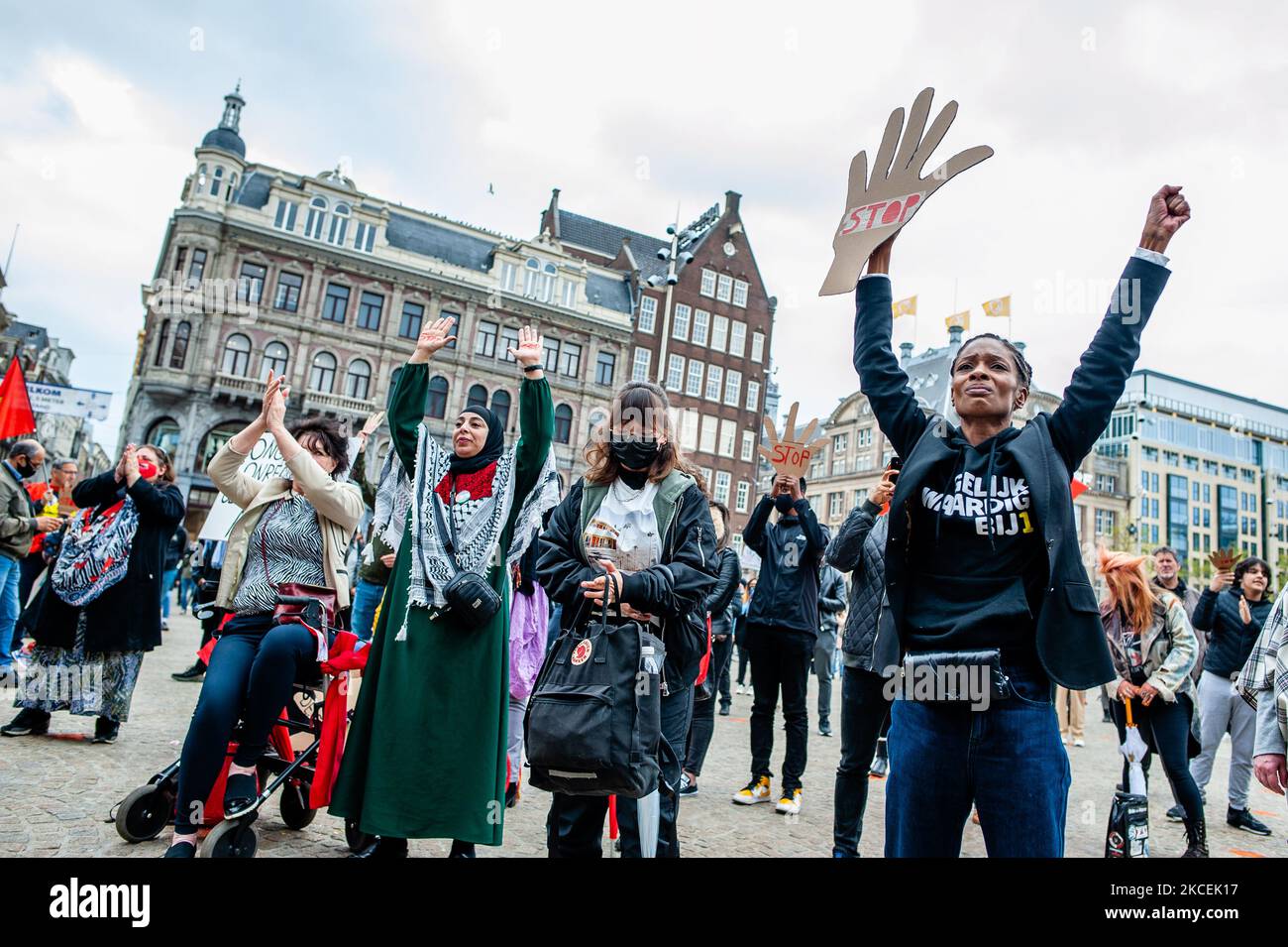 Sylvana Simons, holländische Gründerin und Vorsitzende der antirassistischen politischen Partei BIJ1, hebt eine Kartonhandschrift mit dem Wort STOP in die Luft, während der Demonstration zur Unterstützung der Opfer des niederländischen Kinderbetreuungsskandals in den Niederlanden, die in Amsterdam stattfand, Niederlande am 15.. Mai 2021. (Foto von Romy Arroyo Fernandez/NurPhoto) Stockfoto