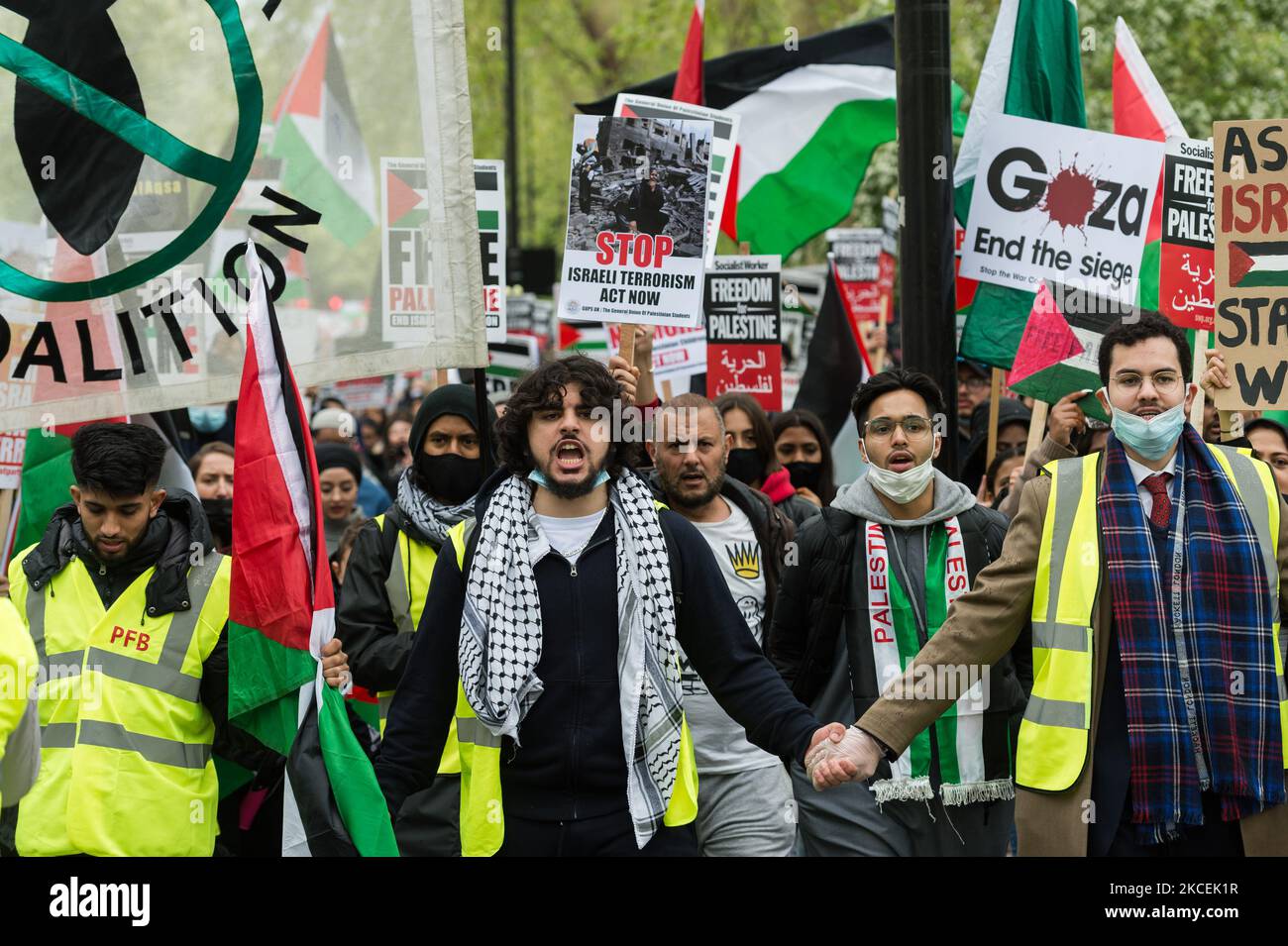 LONDON, VEREINIGTES KÖNIGREICH - 15. MAI 2021: Tausende Demonstranten marschieren am 15. Mai 2021 in London, England, aus dem Hyde Park zur israelischen Botschaft, während sie gegen Luftangriffe auf Gaza protestieren. Der Konflikt zwischen Israel und Palästina hat sich in den letzten Wochen verschärft, angetrieben durch die geplanten Vertreibungen palästinensischer Familien aus ihren Häusern durch jüdische Siedler im Scheich-Jarrah-Bezirk in Ostjerusalem und Zusammenstöße mit Sicherheitskräften in der Altstadt während des Ramadan. Was zum Austausch von Luftangriffen der Hamas und des israelischen Militärs führt. (Foto von Wiktor Szymanowicz/NurPhoto) Stockfoto